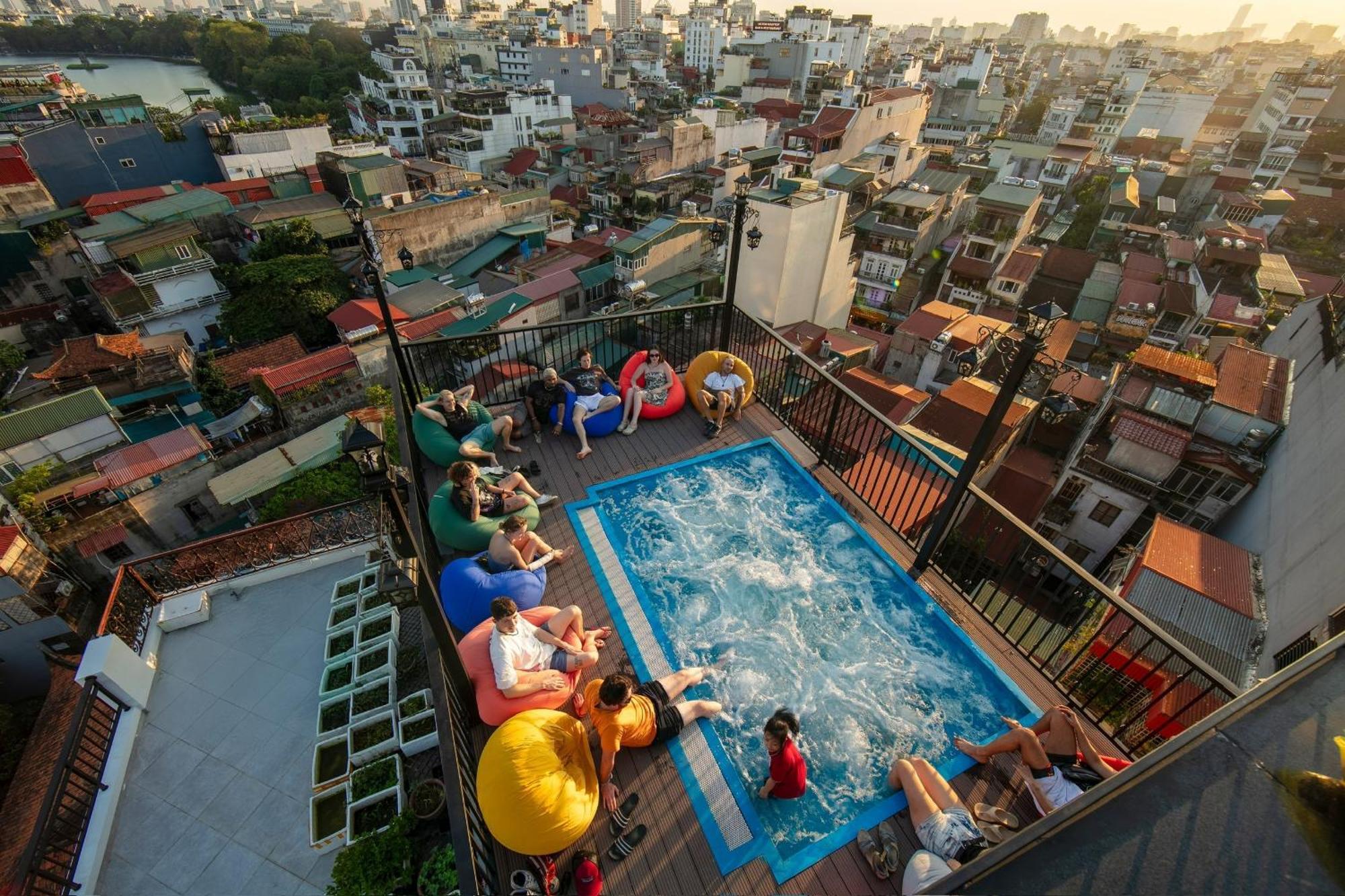 Lakeview Backpackers & Rooftop Bar Asrama Hanoi