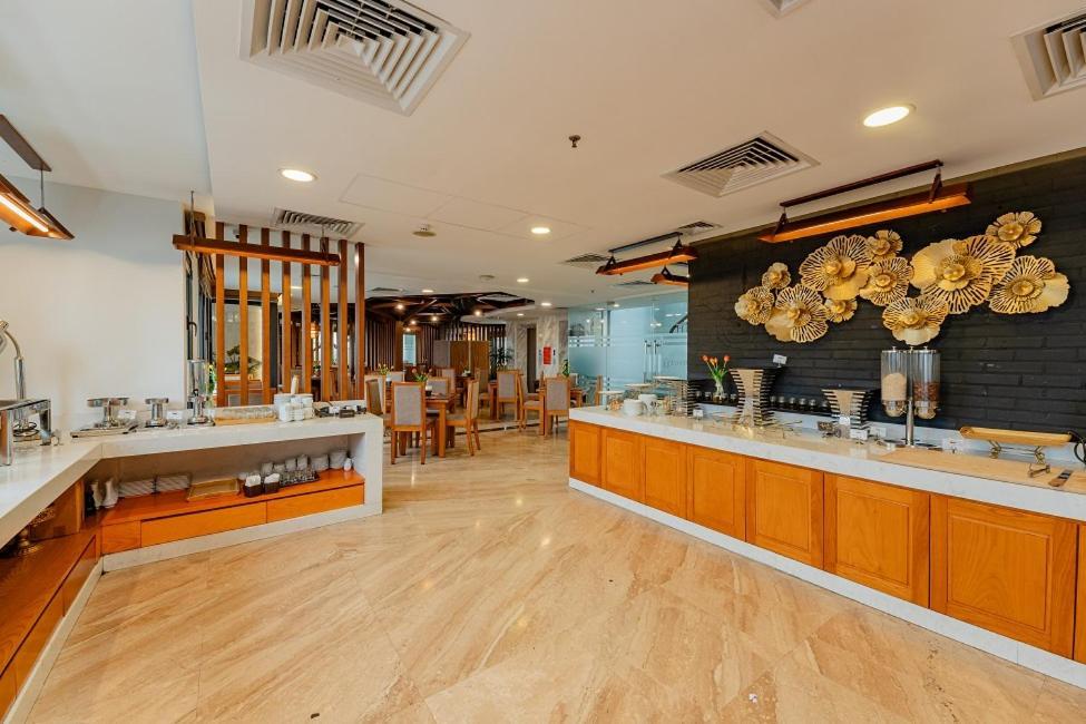 London 4* Hanoi