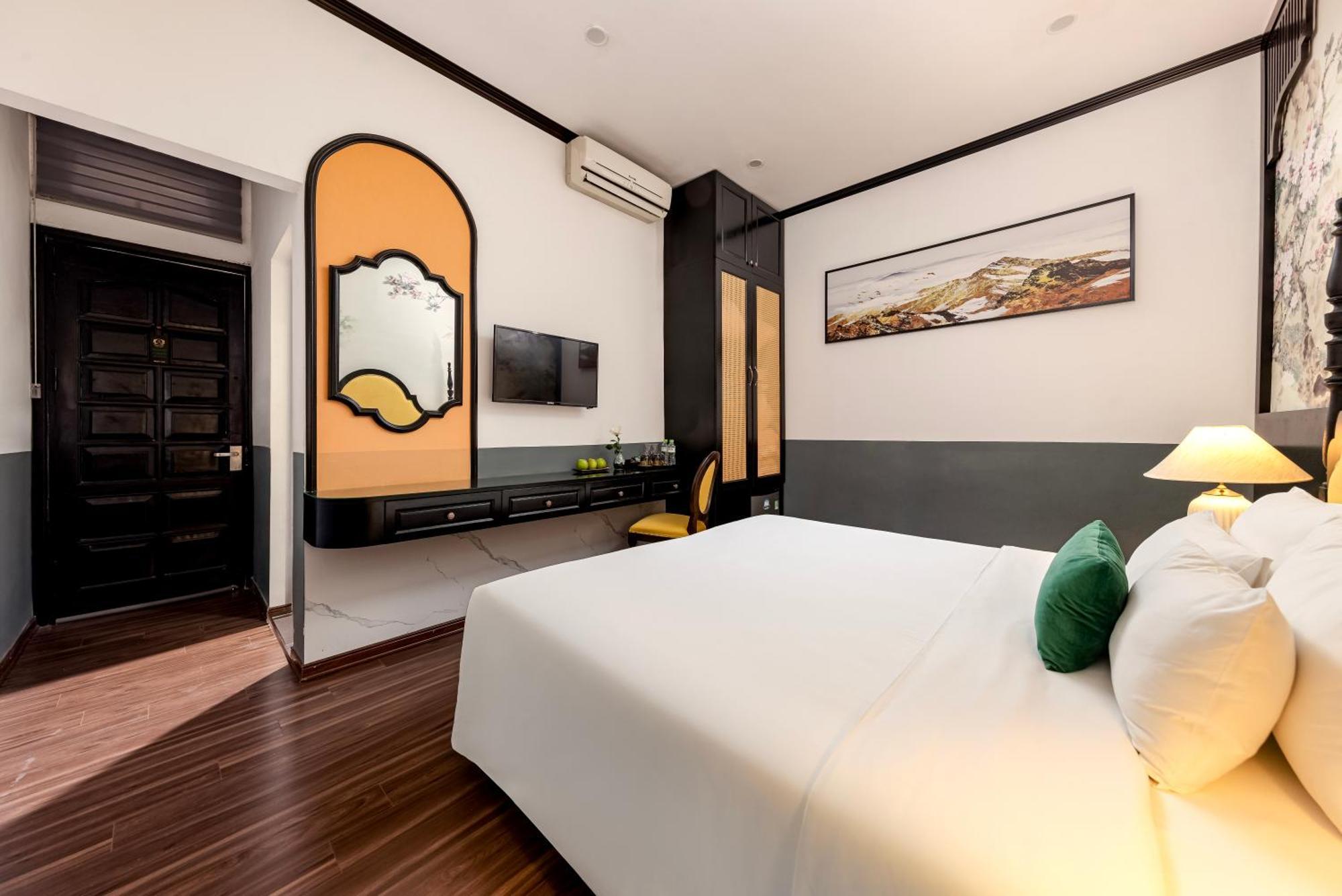 Hotel Elpis & Hanoi