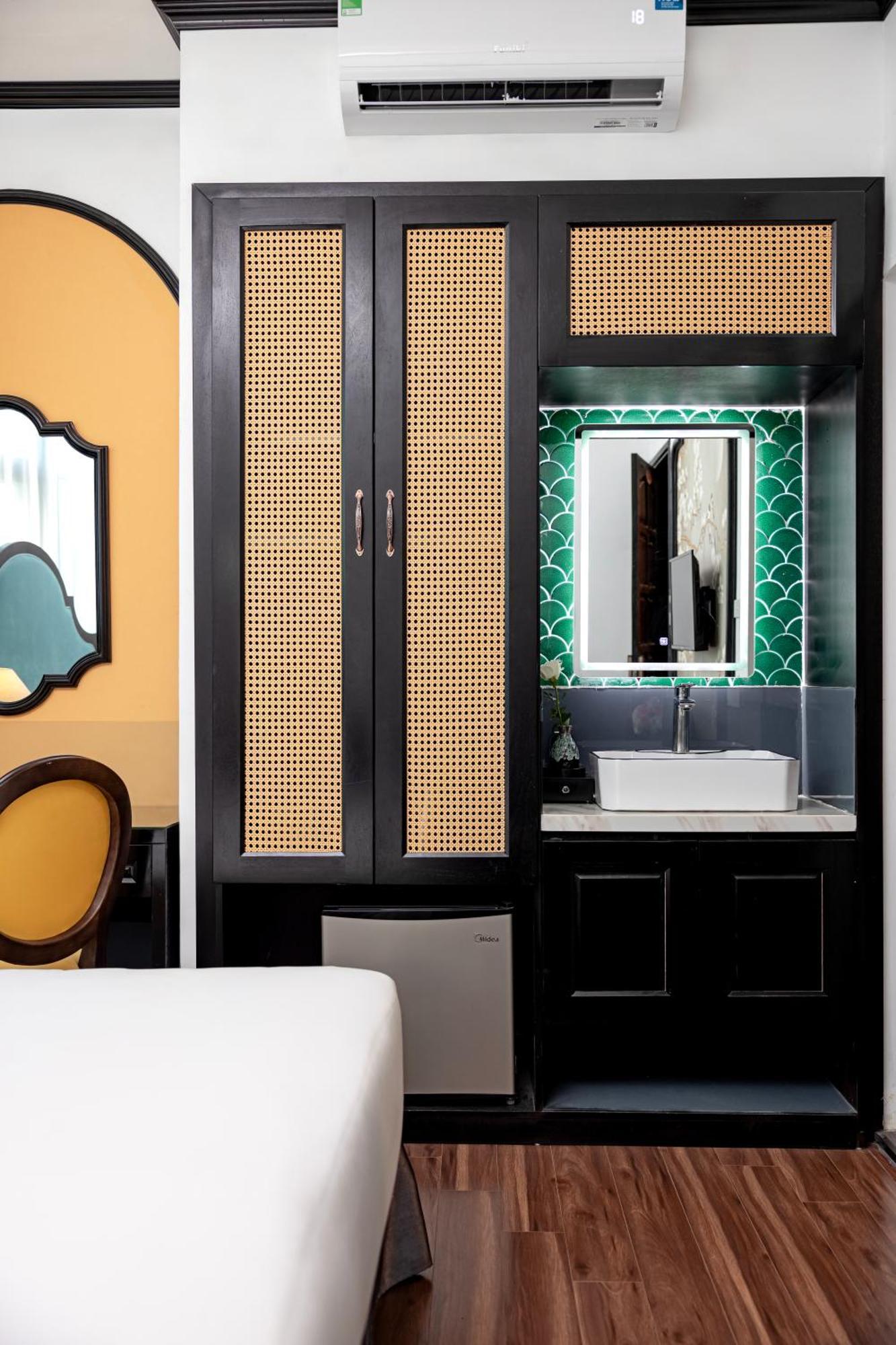 Hotel Elpis & Hanoi