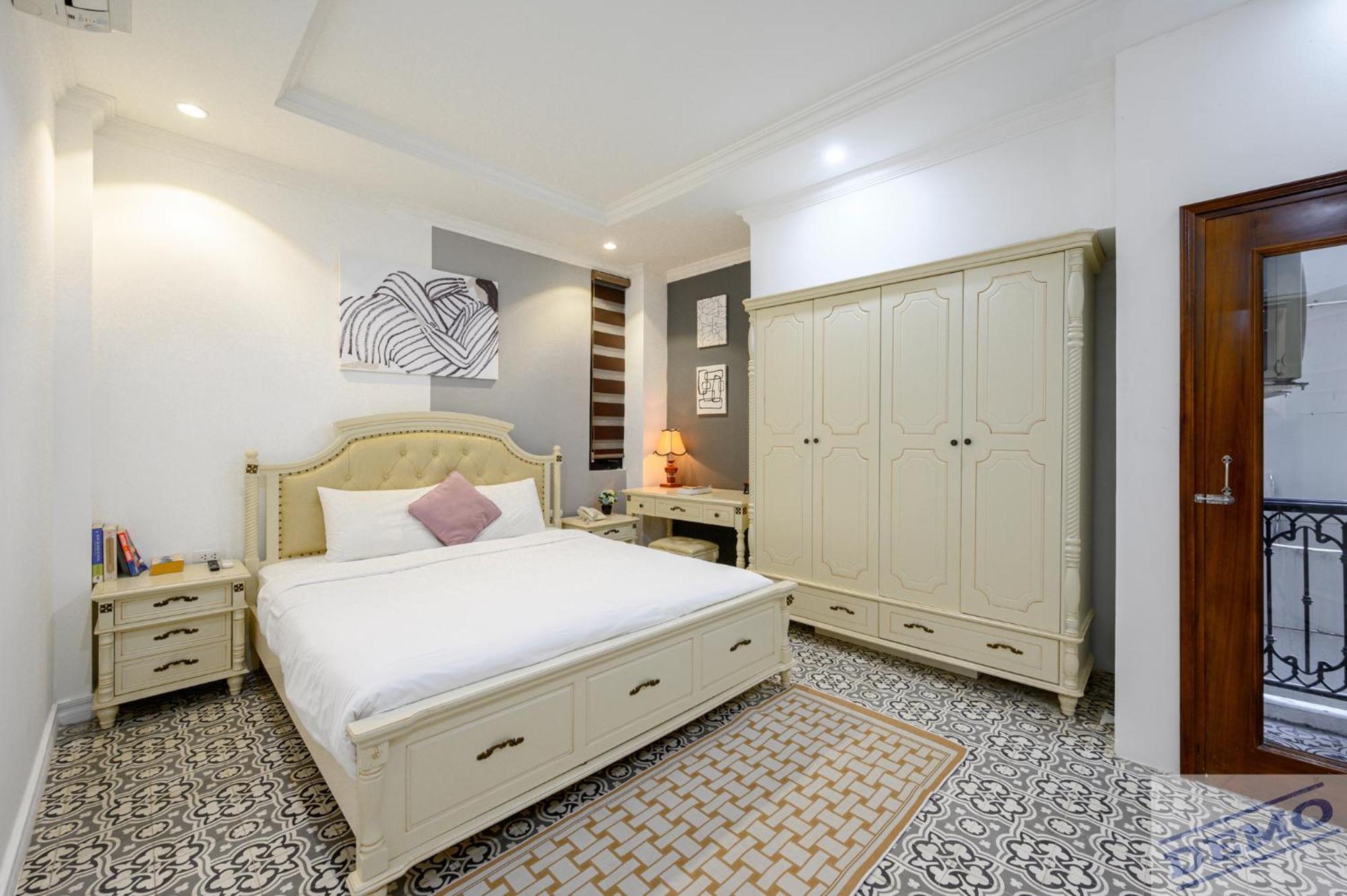 Hotel Luxe Paradise Dich Vong Hau Hanoi