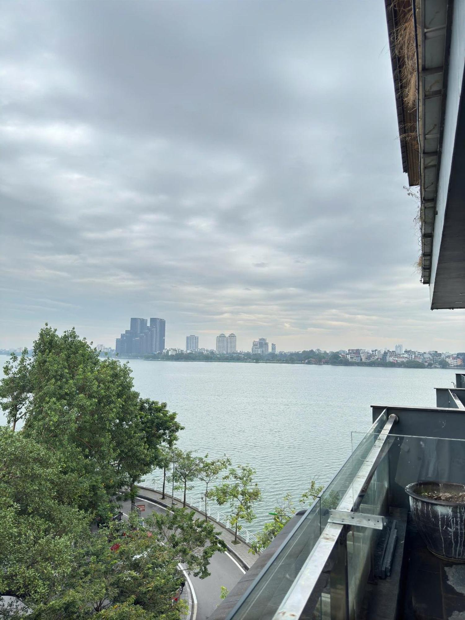 22land Moon West * Hanoi