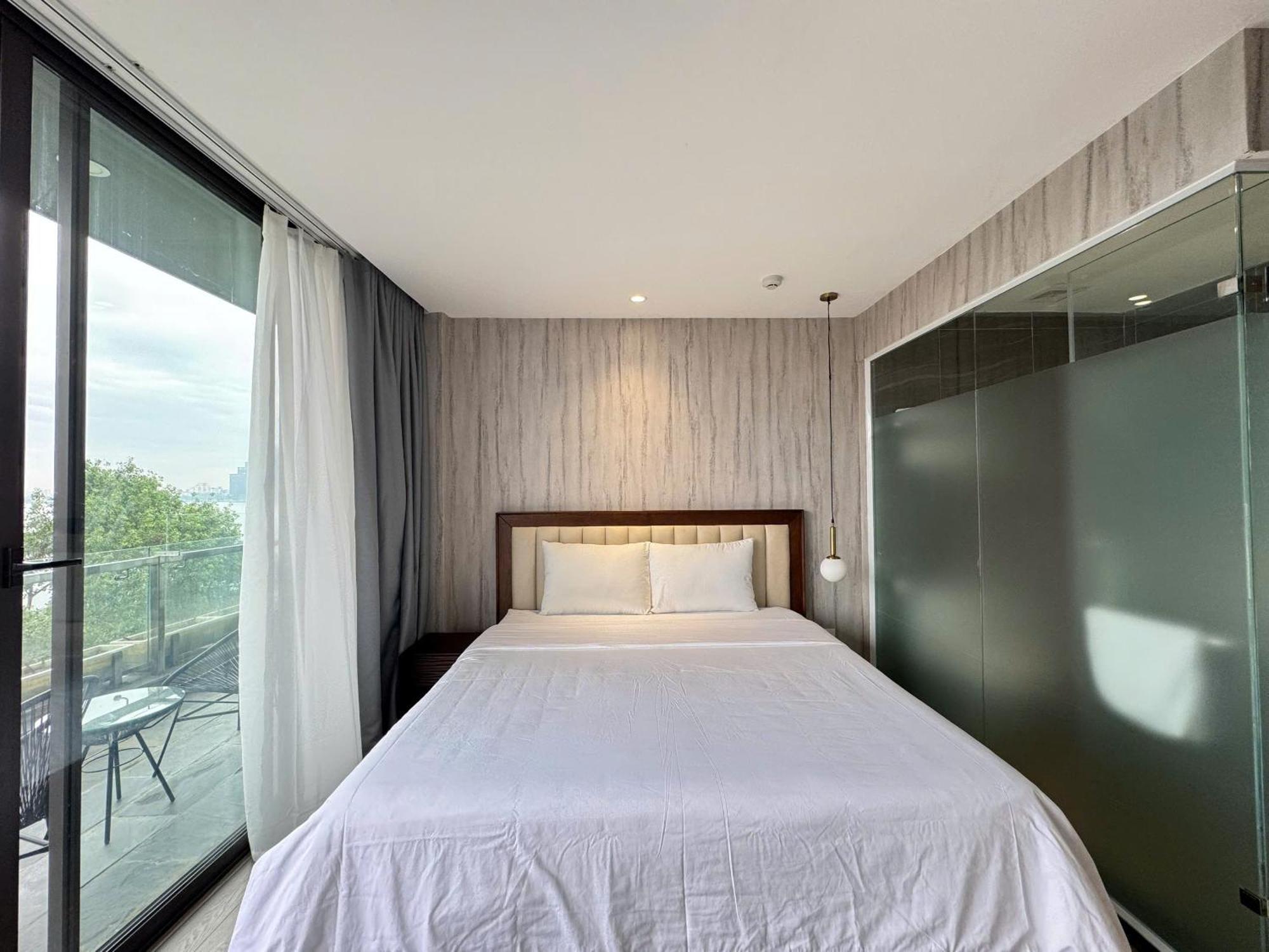 Apartment 22land Moon West