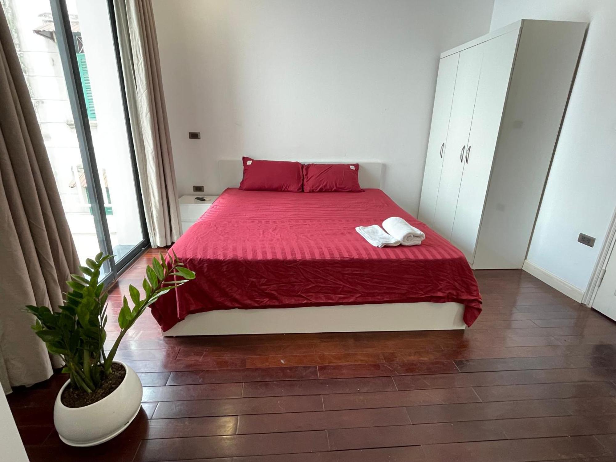 67132 Cozy Close Ho Tay Balcony Full Sunlight Pangsapuri Hanoi