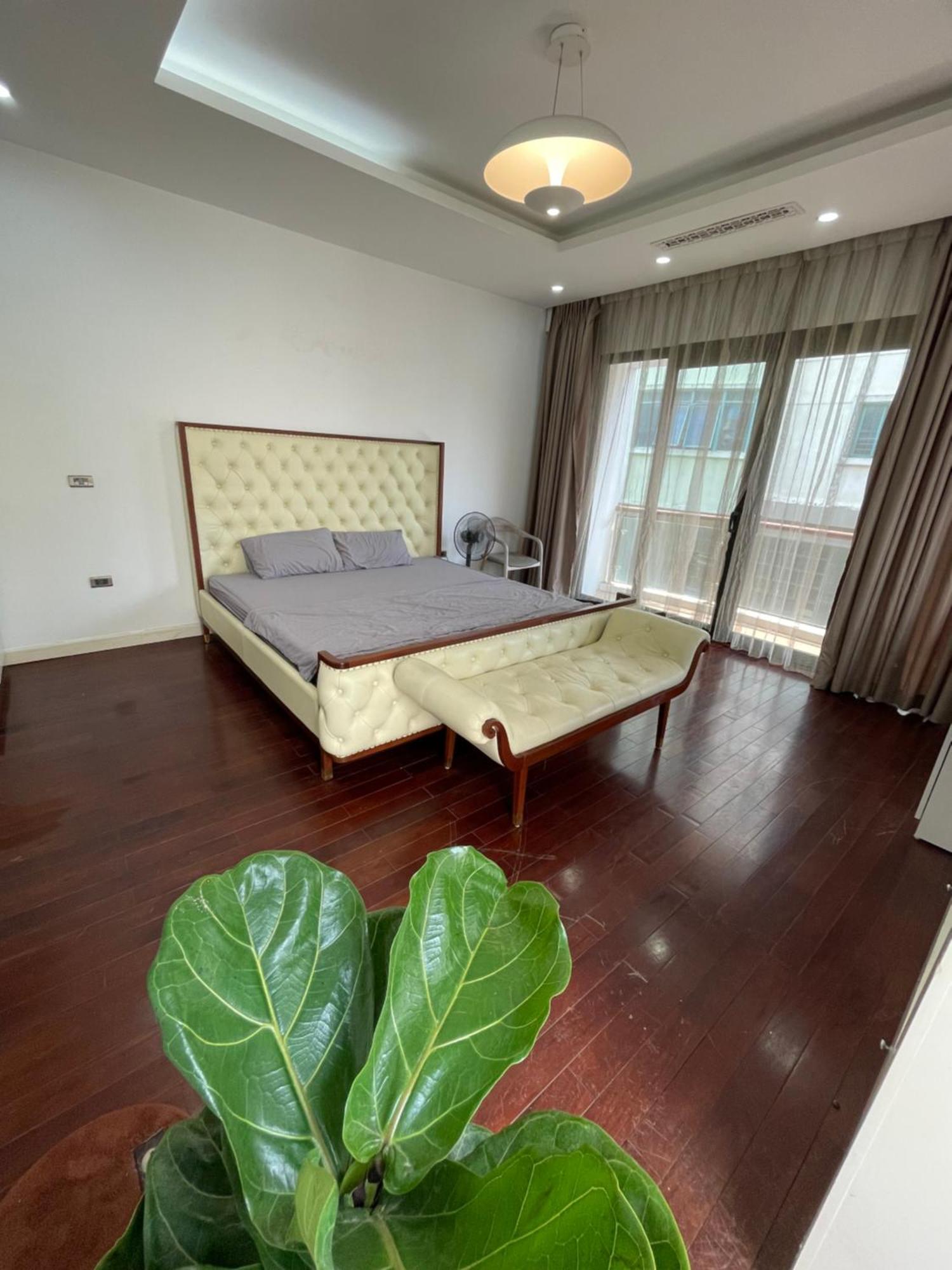 67132 Cozy Close Ho Tay Balcony Full Sunlight Pangsapuri Hanoi