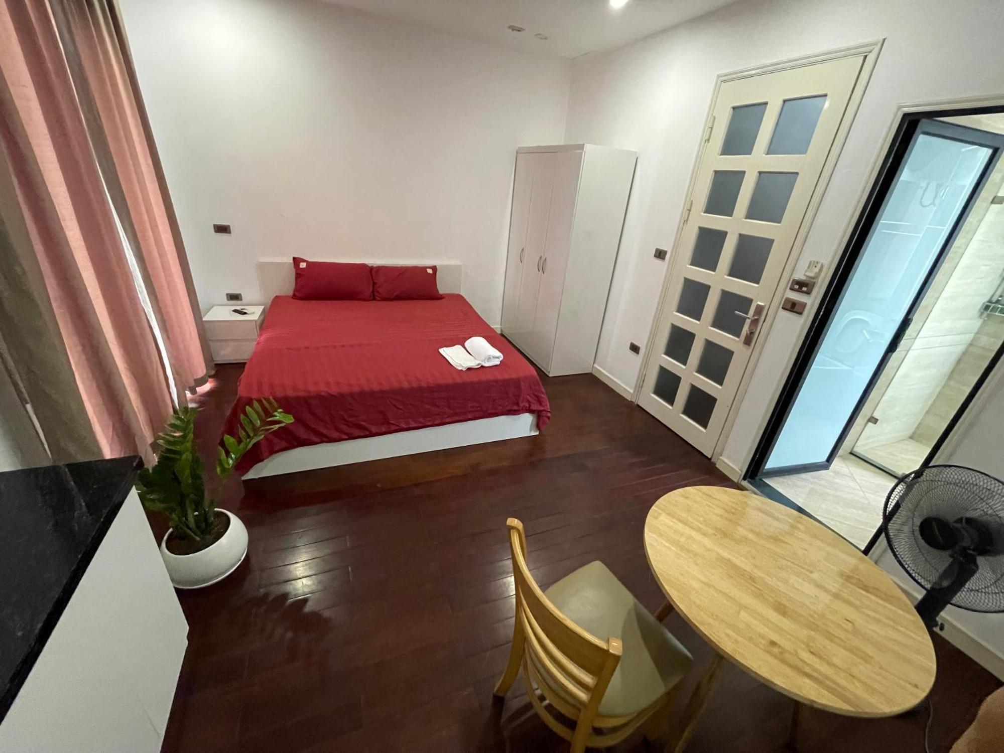 67132 Cozy Close Ho Tay Balcony Full Sunlight * Hanoi