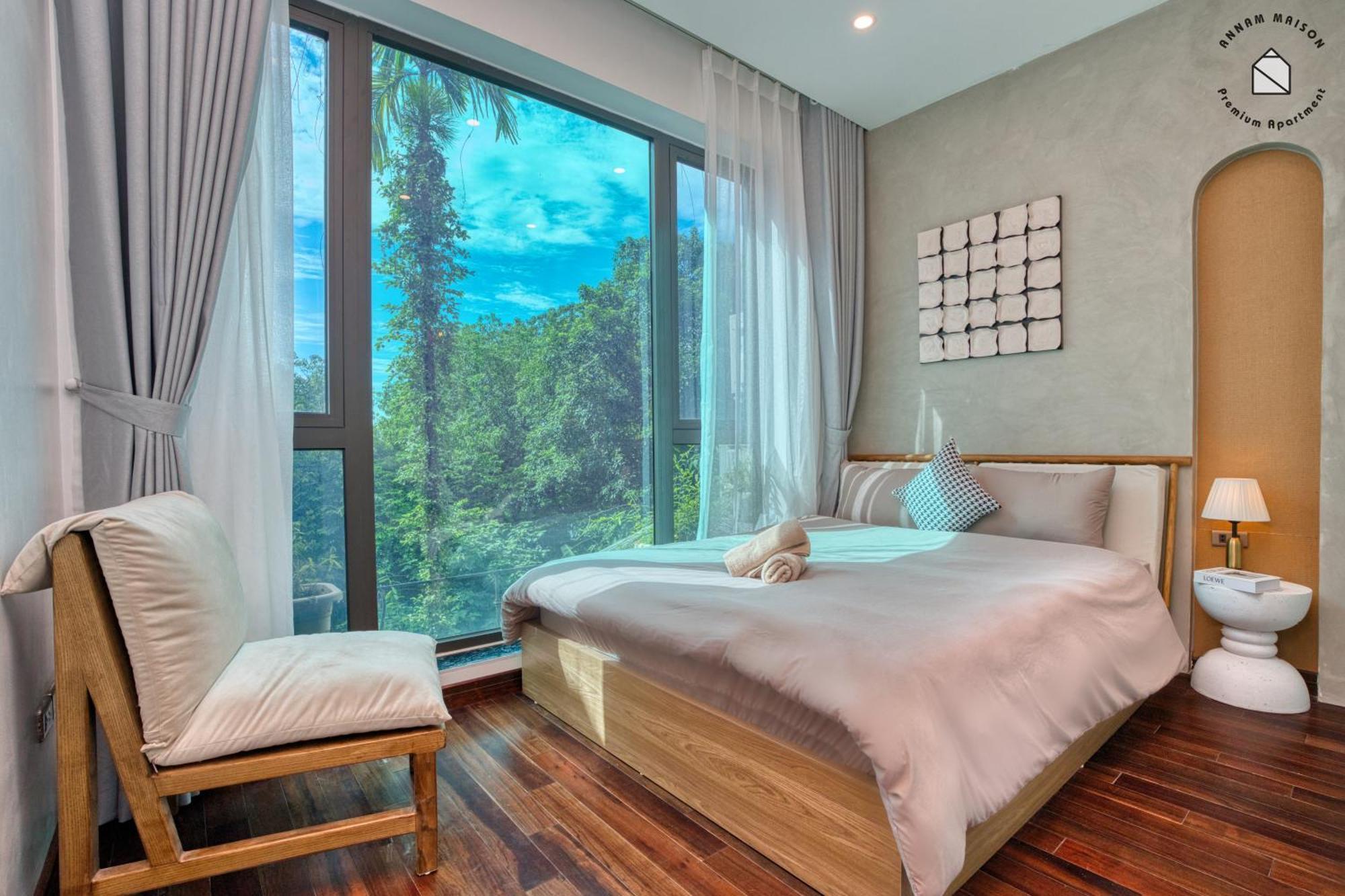 Annamwestlake - Modern - Lakeview -