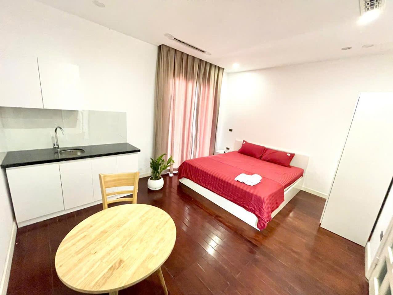 67132 Cozy Close Ho Tay Balcony Full Sunlight Hanoi