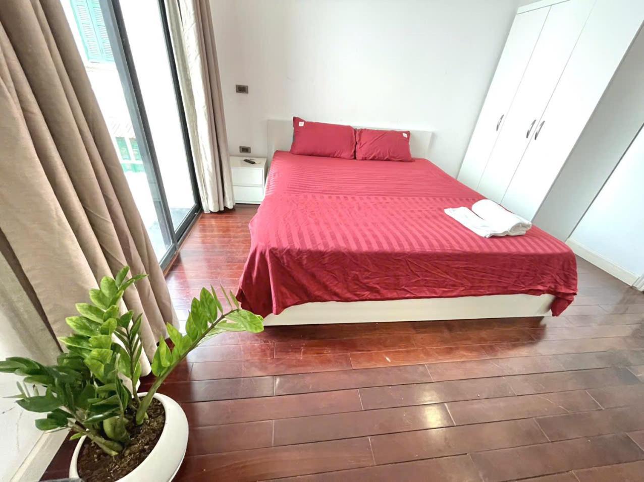 67132 Cozy Close Ho Tay Balcony Full Sunlight