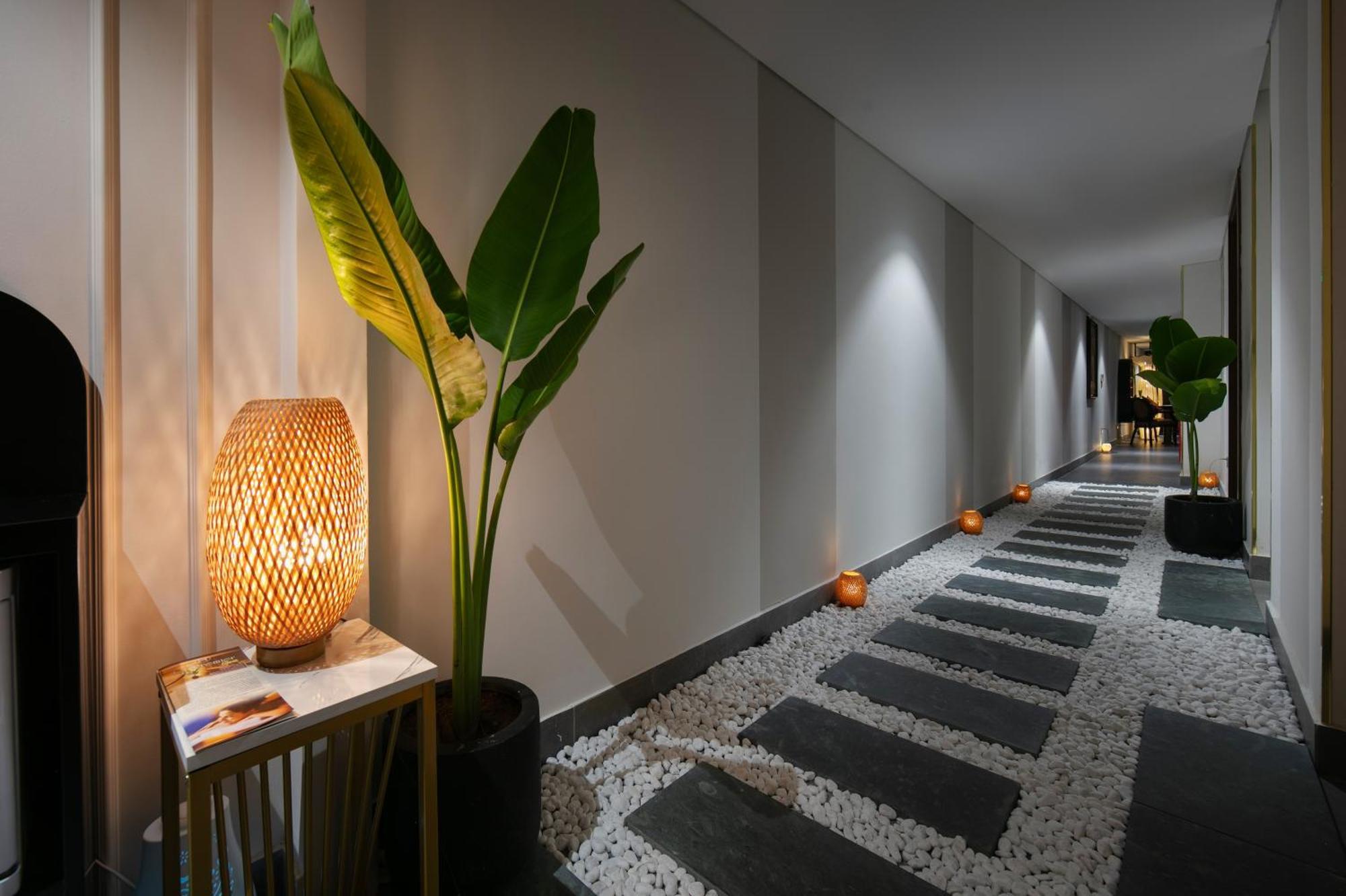 Le Premier & Rooftop Bar 4*