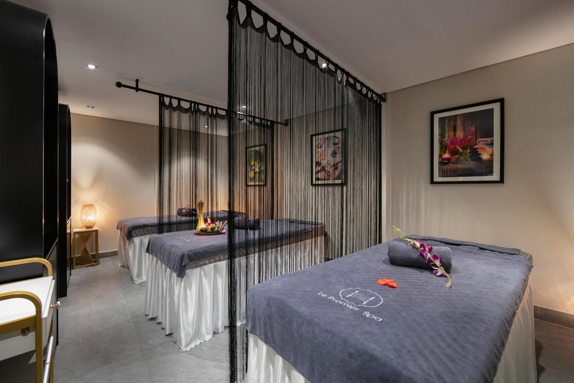 Le Premier & Rooftop Bar Hotel