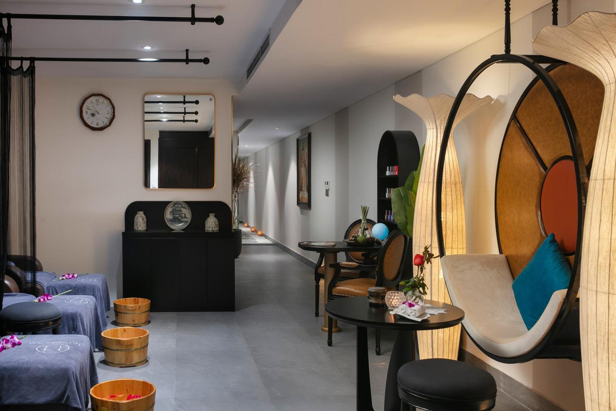 Le Premier & Rooftop Bar Hotel 4*