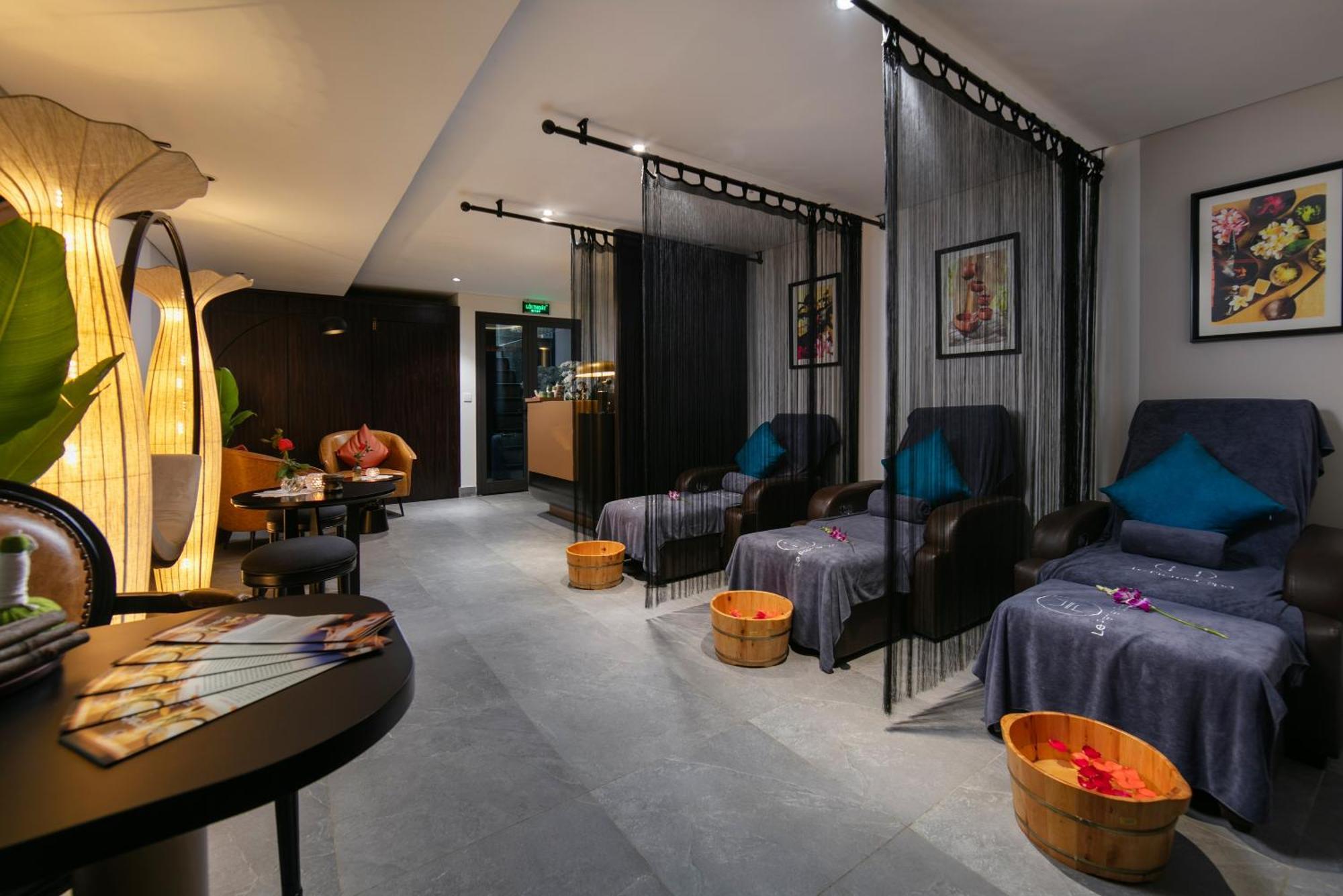 Le Premier & Rooftop Bar 4*