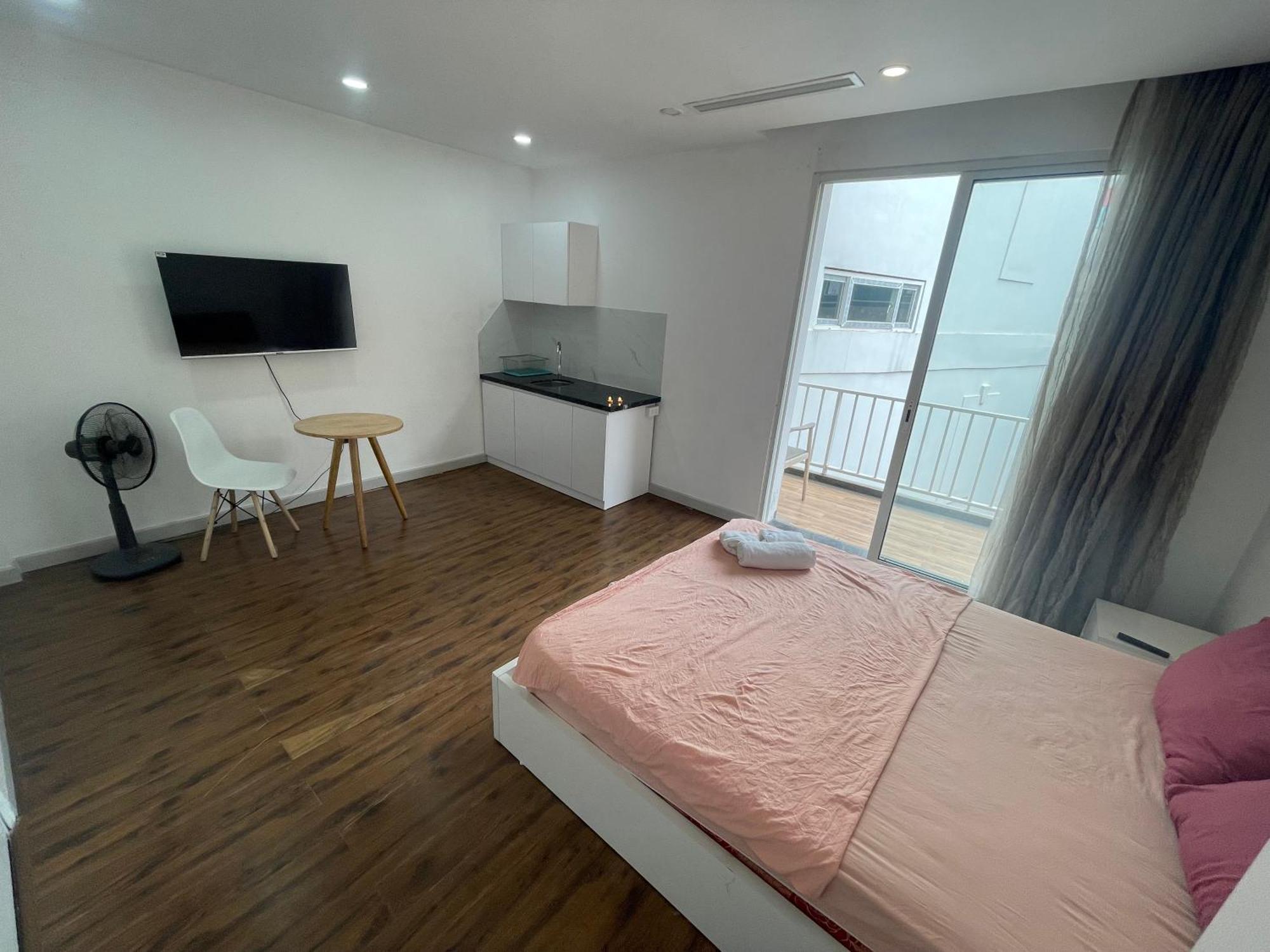 67141 Bedroom Cozy Ho Tay Balcony Full Natural Light *