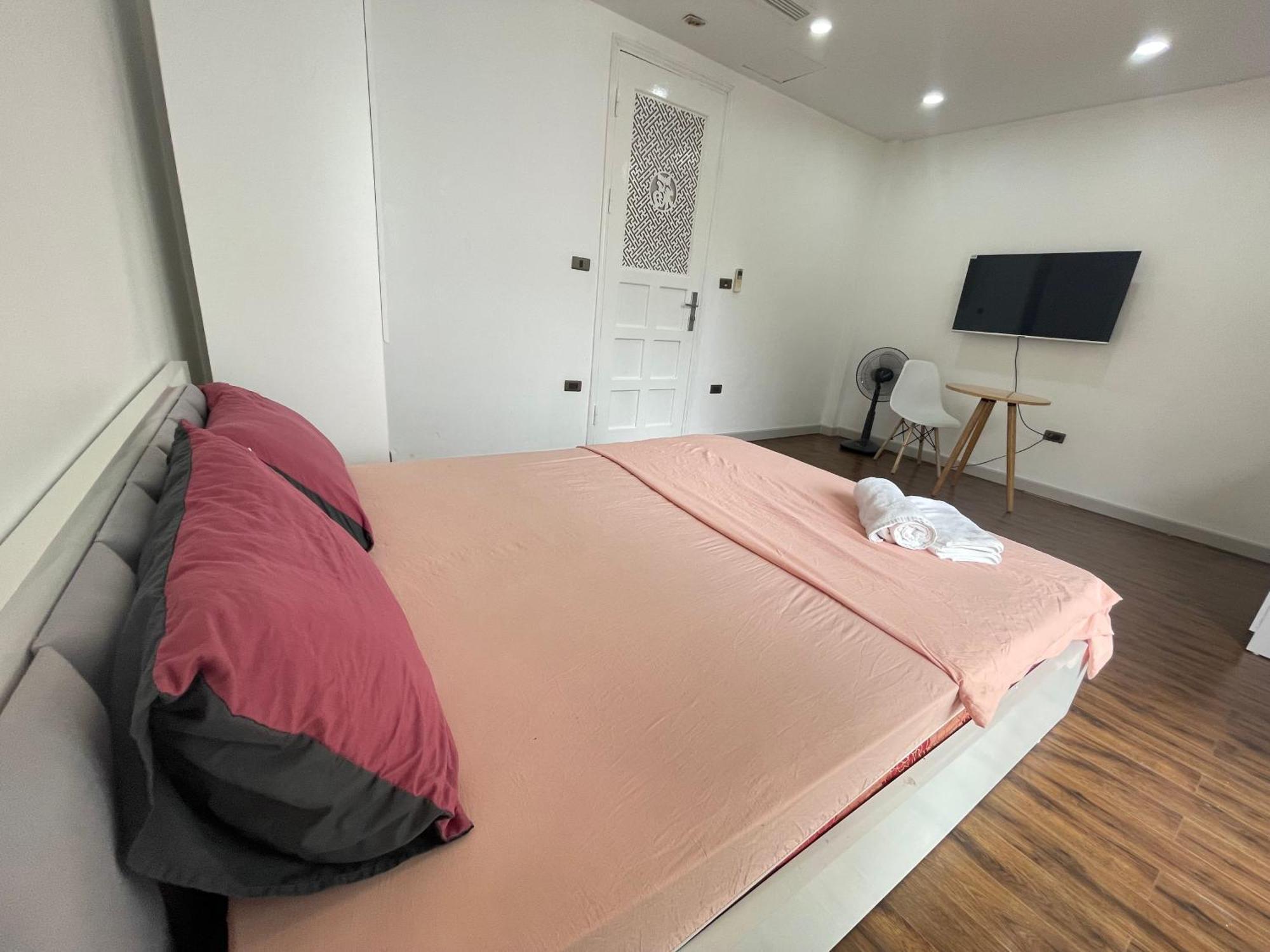 67141 Bedroom Cozy Ho Tay Balcony Full Natural Light