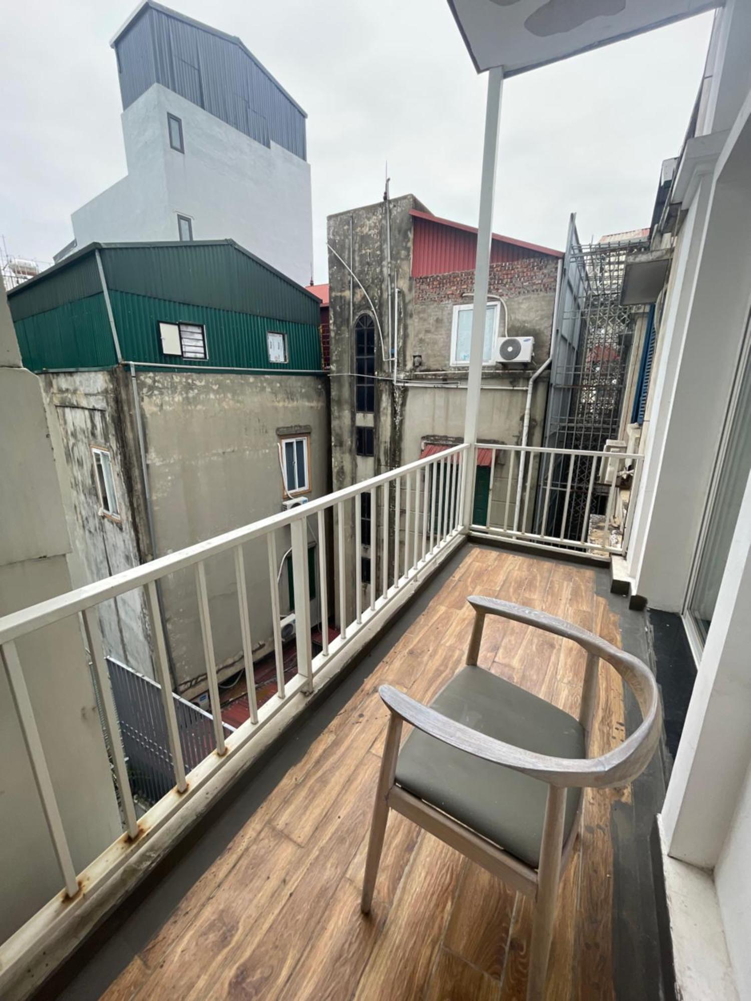 67141 Bedroom Cozy Ho Tay Balcony Full Natural Light *