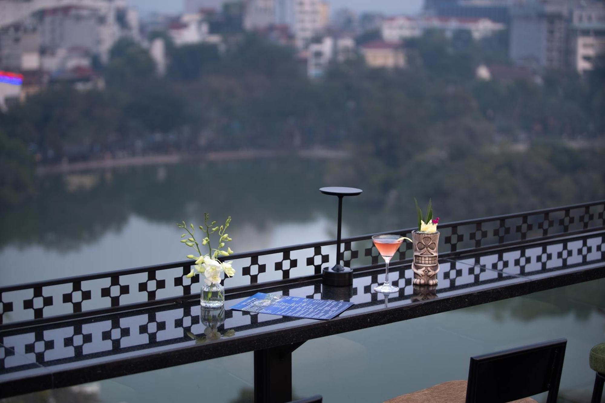 Le Premier & Rooftop Bar Hotel