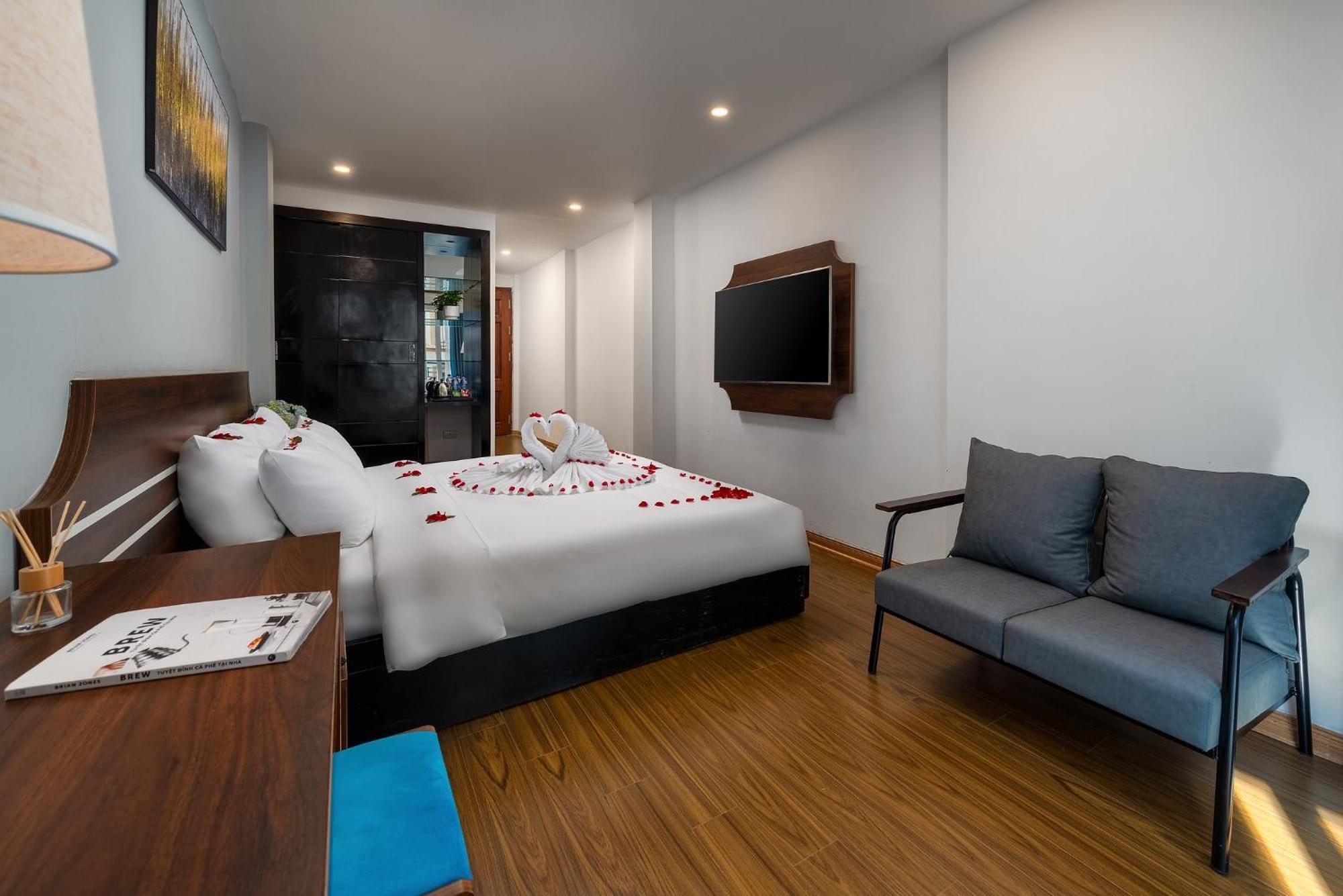 Astoria - St Joseph Cathedral Hotel 3*