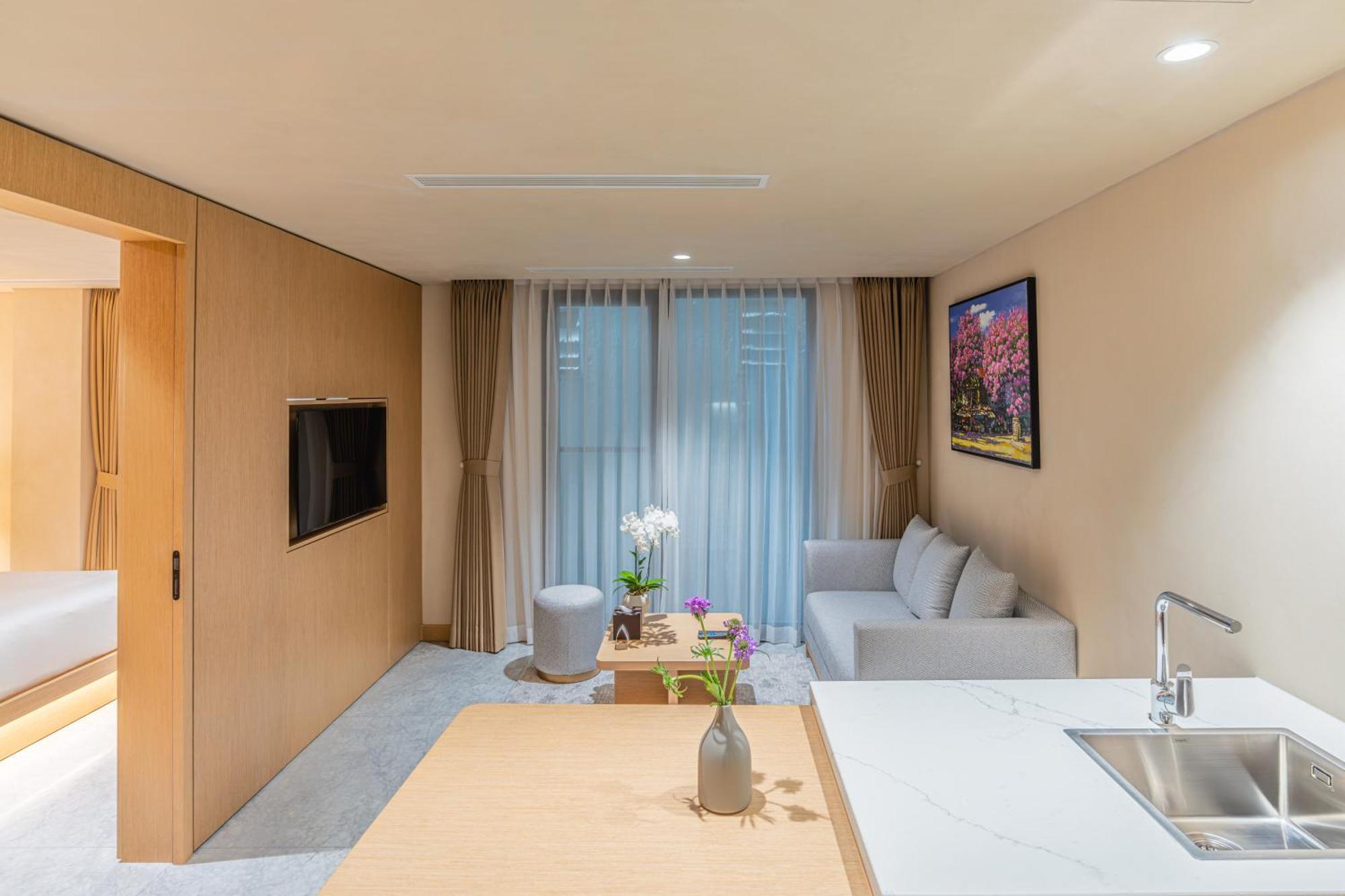 Khách sạn hẻo lánh The Five Lilas Hà Nội