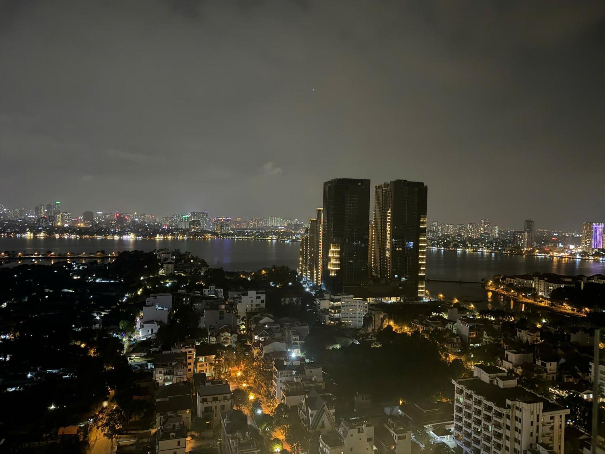 Eclectic & Popart 2 Bedroom With View Apartment