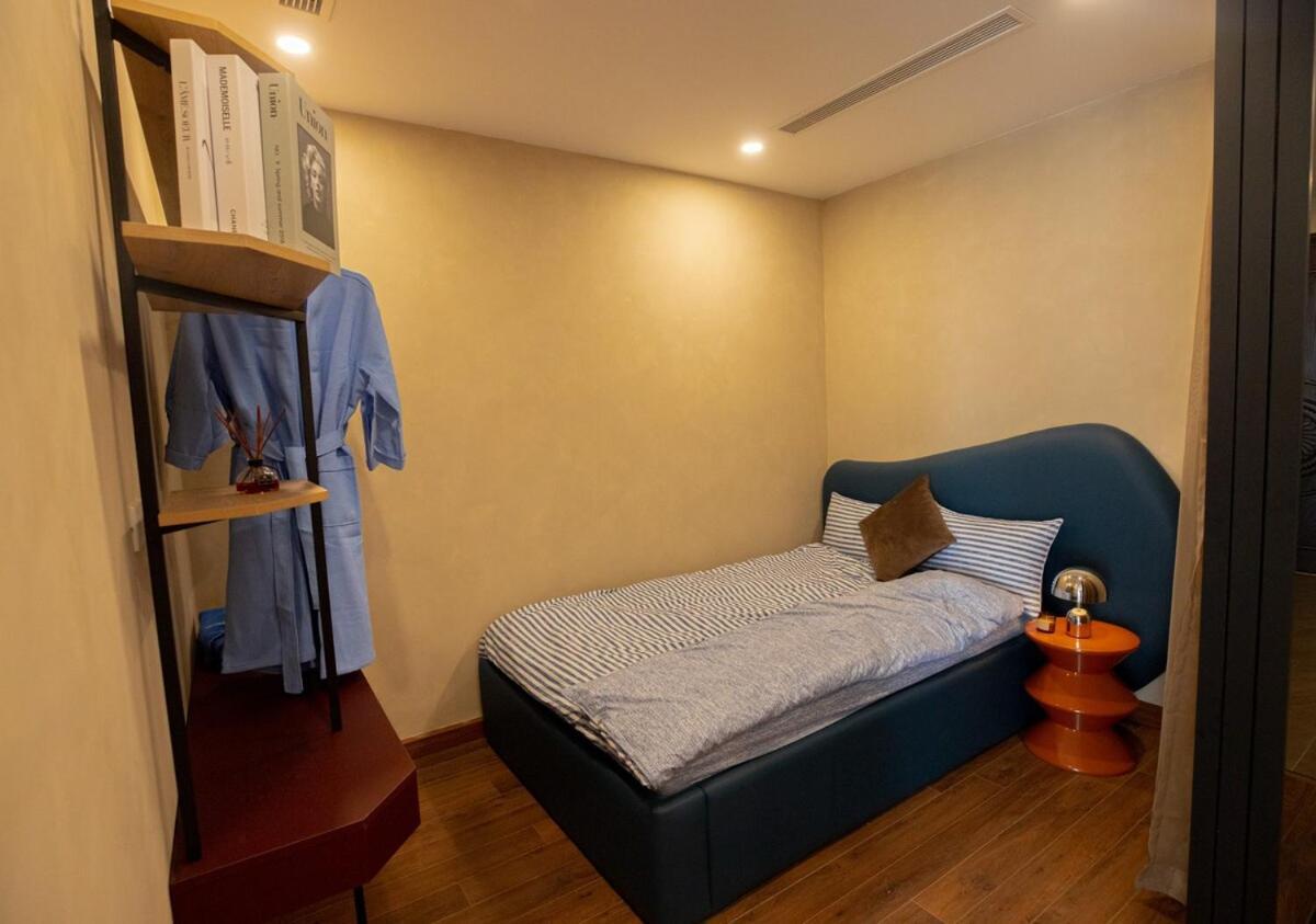 Eclectic & Popart 2 Bedroom With View Apartment