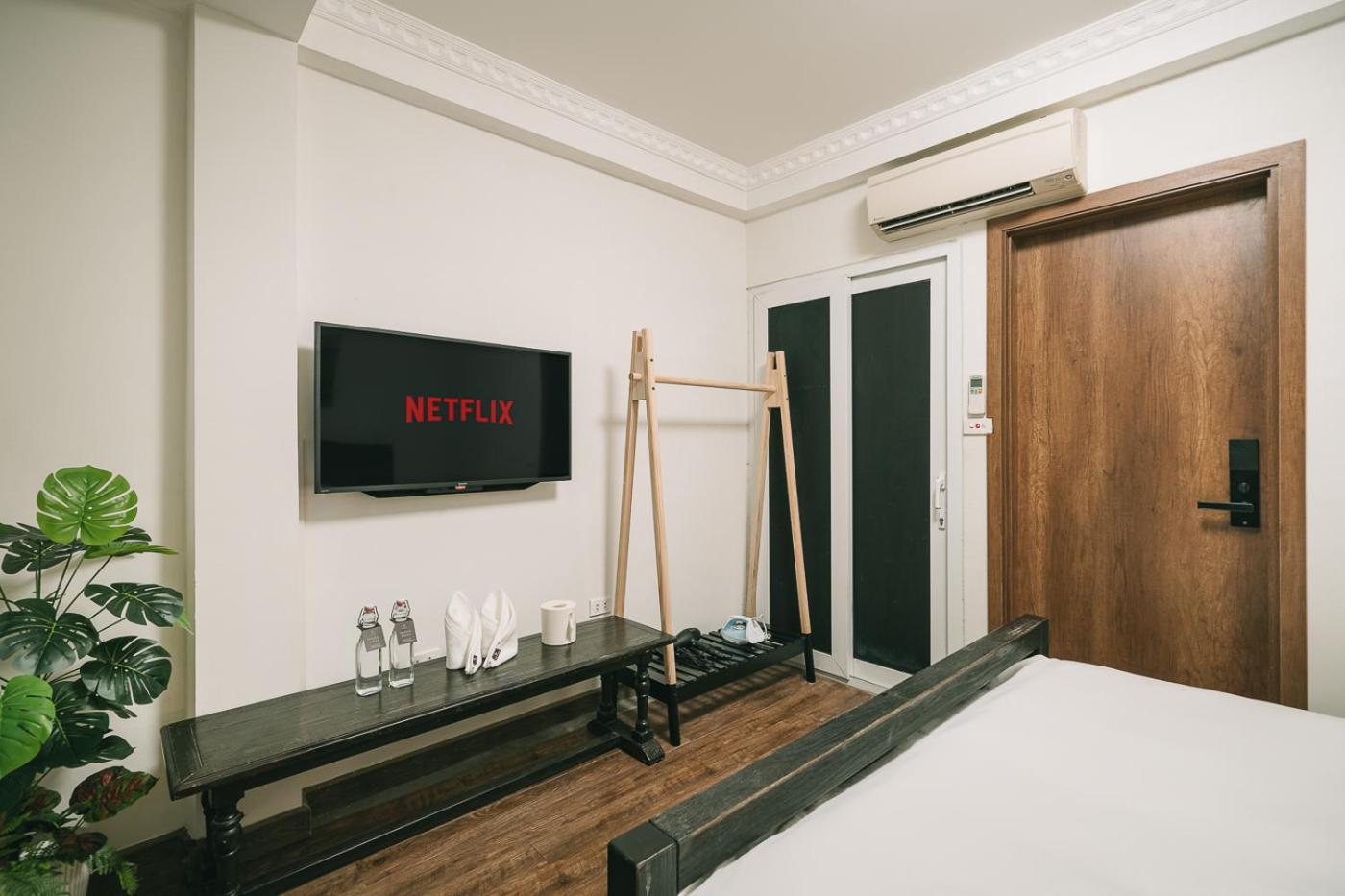Su Casa Railway Side Apartment Hanoi
