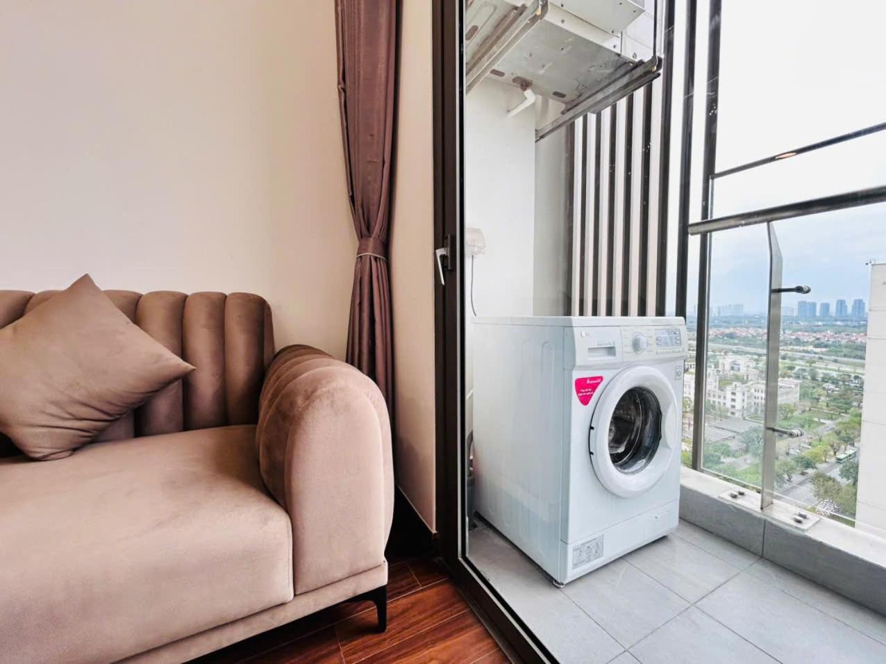 Sunny Deluxe 1-bedroom And 1-living Free Gym Apartment Hanoi