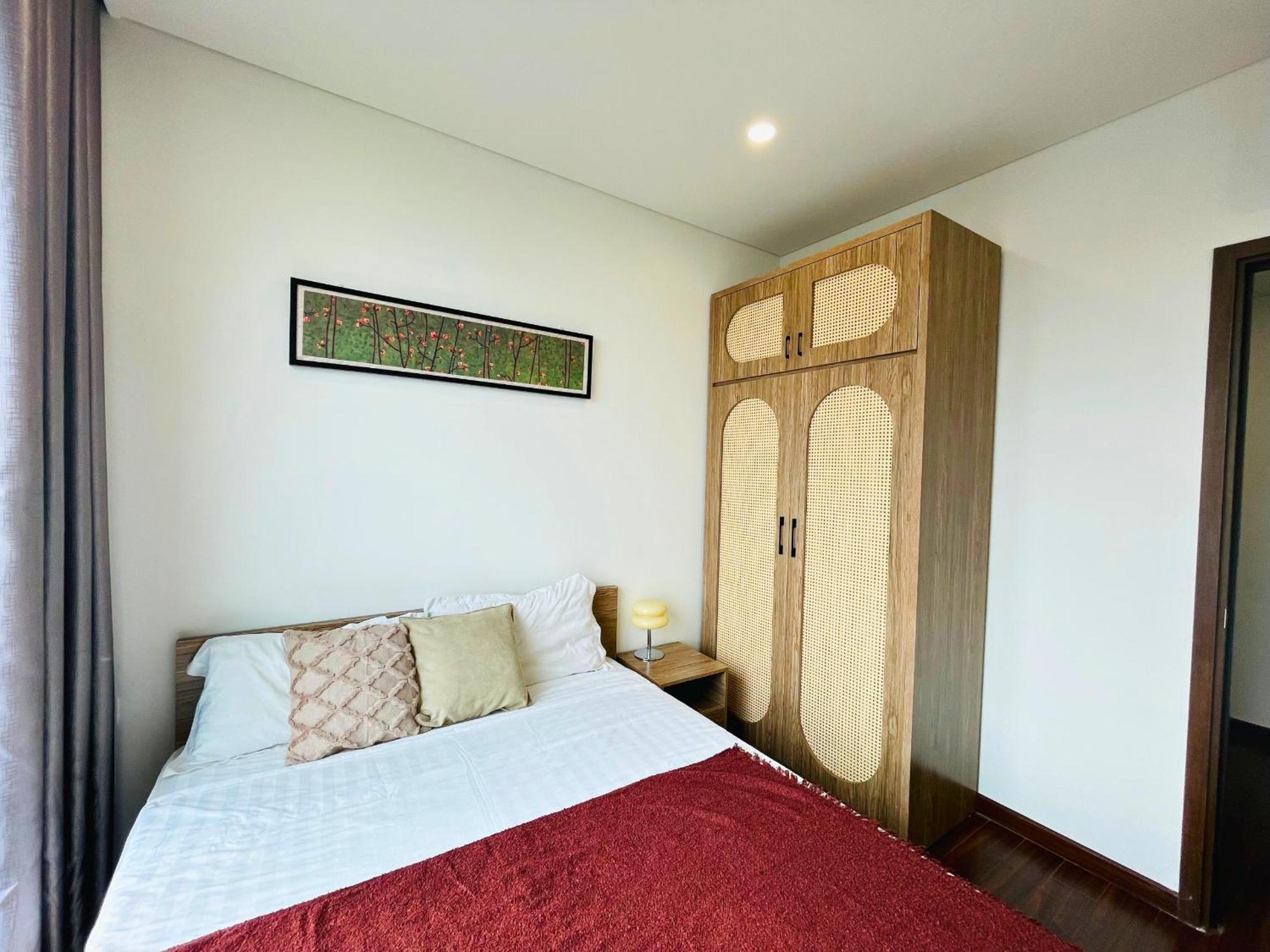 Sunny Deluxe 1-bedroom And 1-living Free Gym Apartment Hanoi