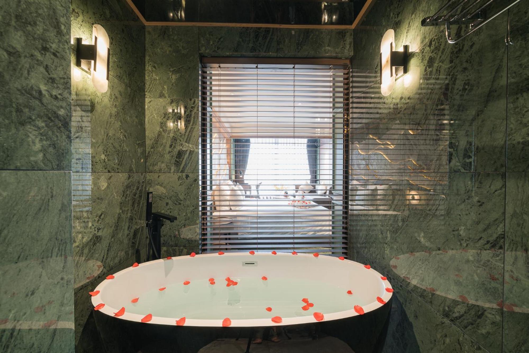 La Passion Premium Cau Go 4* Hanoi