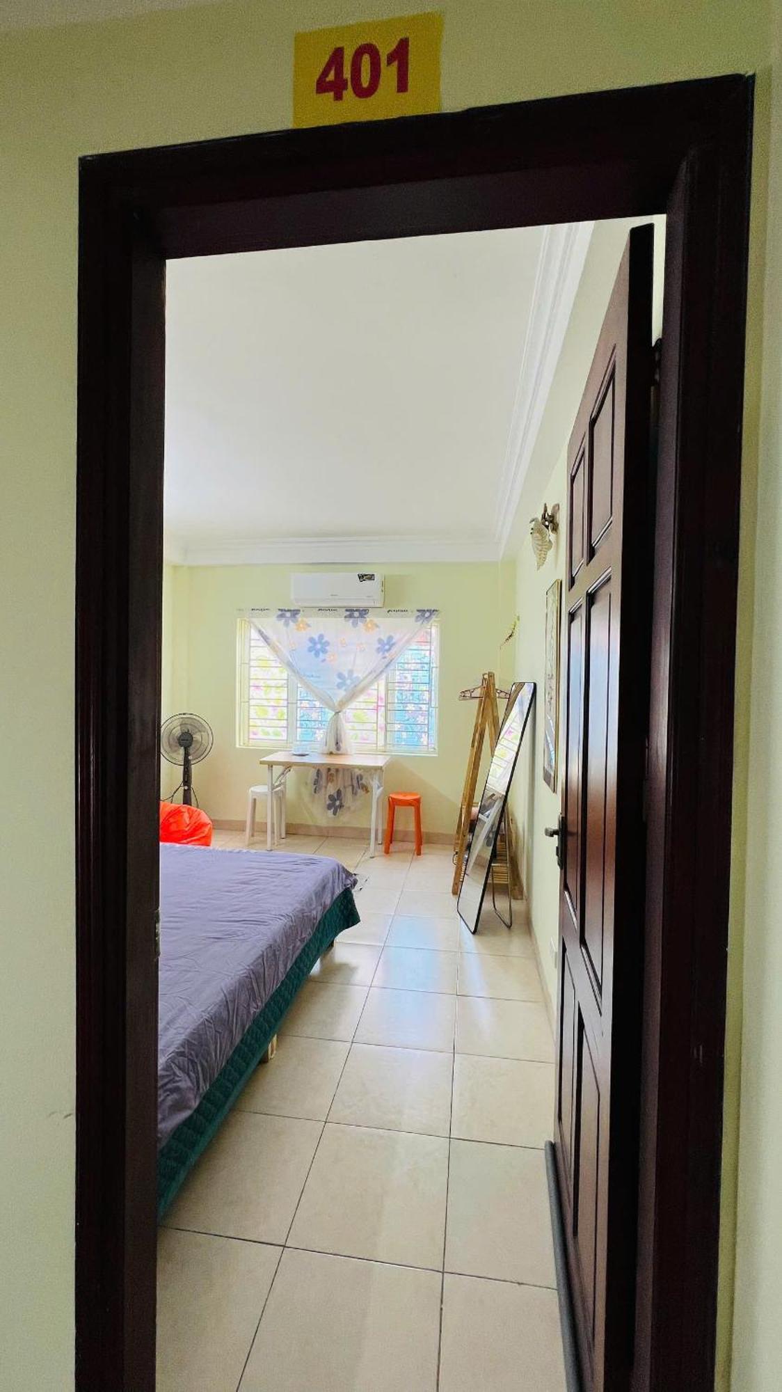 Mat Sieu Thoang, Cua So Lon Homestay Hanoi