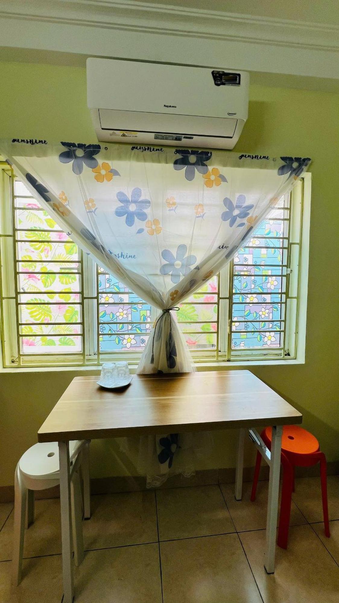 Mat Sieu Thoang, Cua So Lon Homestay Hanoi