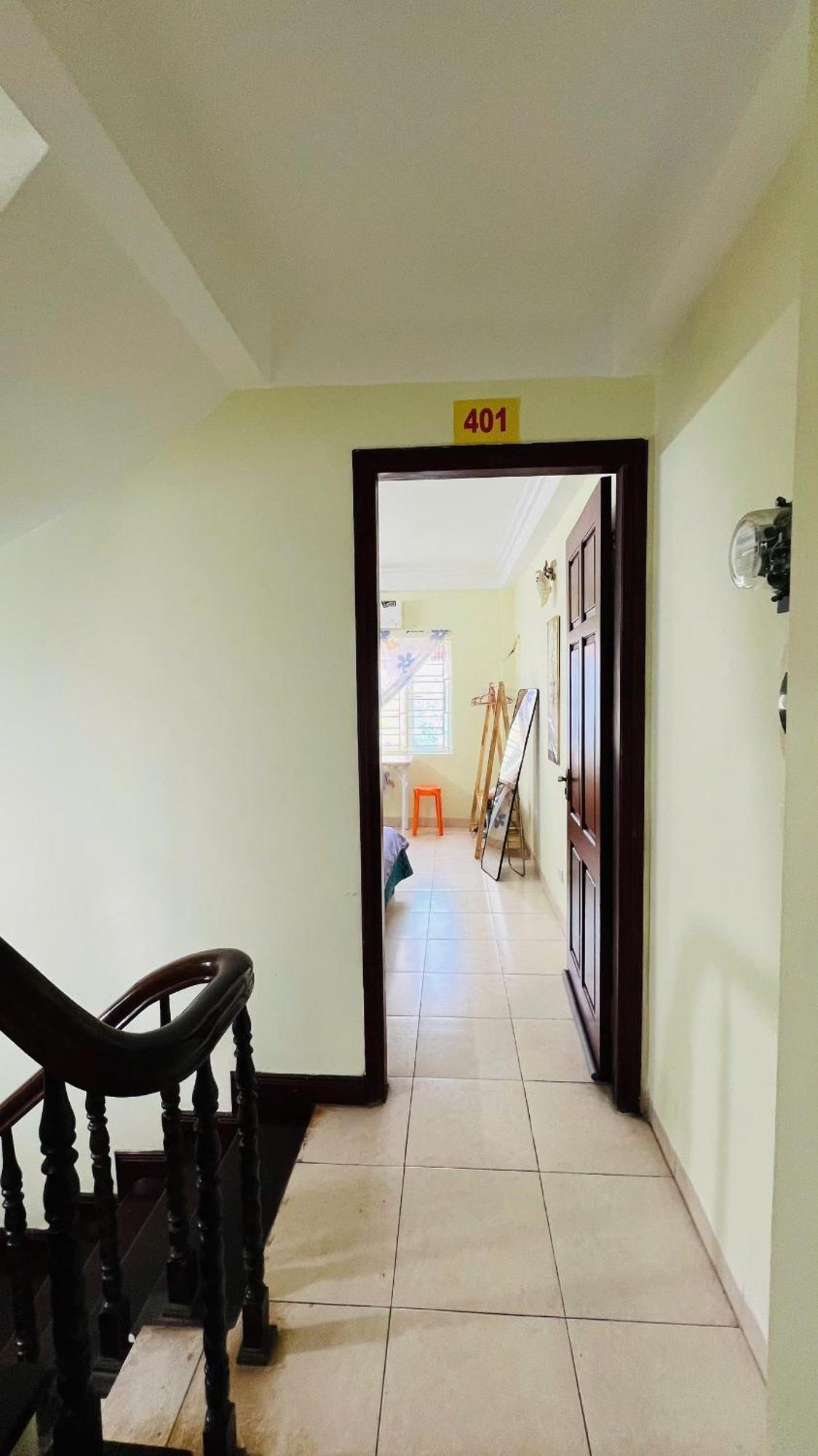Mat Sieu Thoang, Cua So Lon Homestay Hanoi