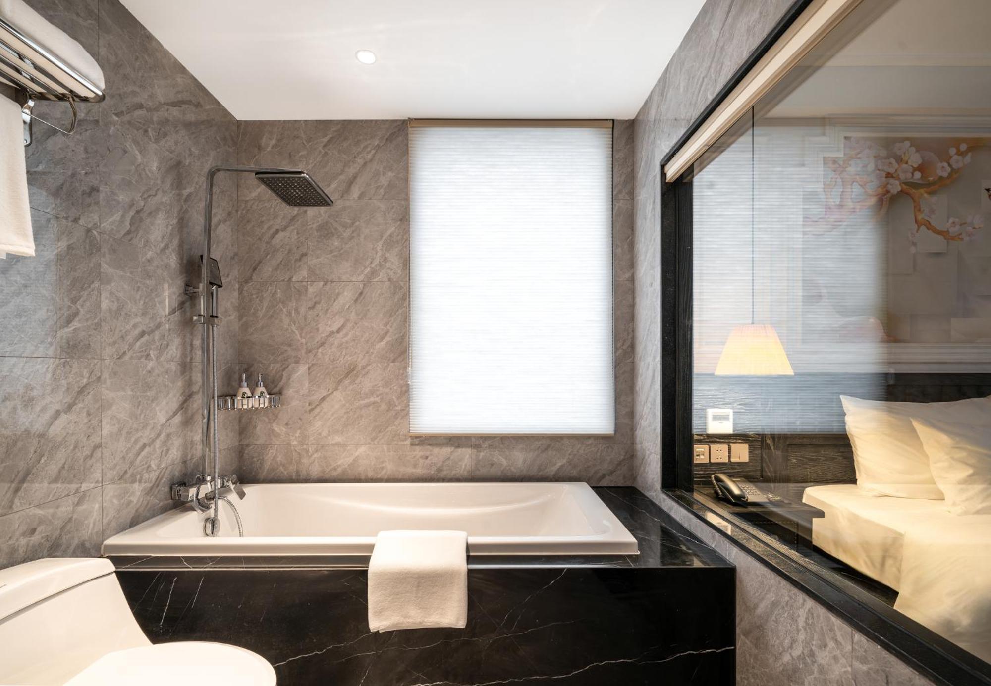 Luxe Paradise Premium Pham Hong Thai Hotel