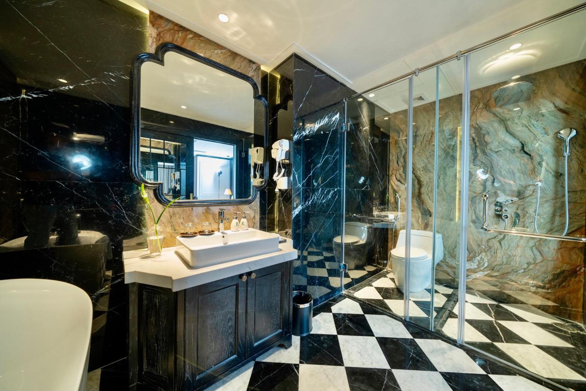 Luxe Paradise Premium Pham Hong Thai Hanoi