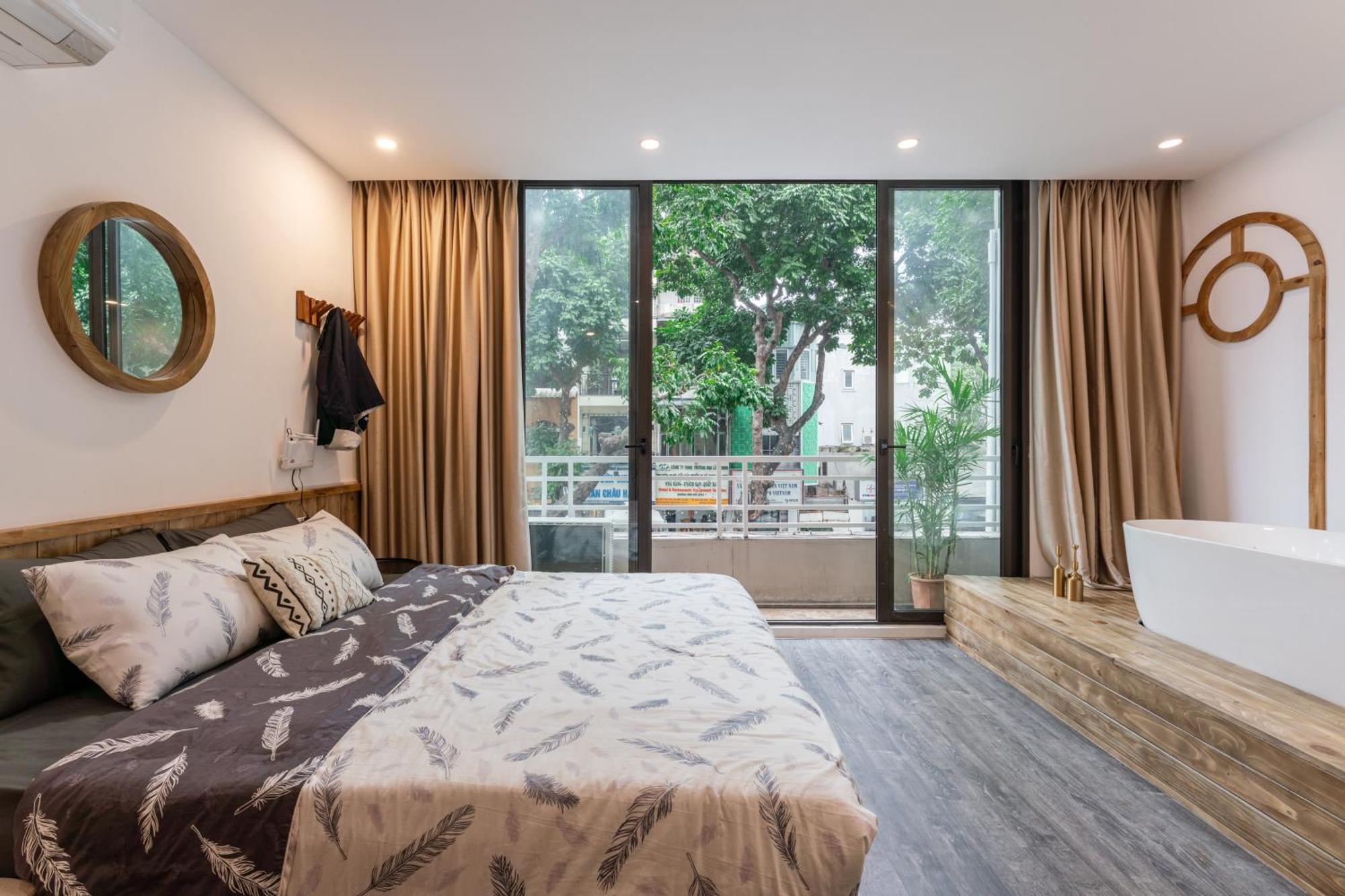Apartment Train Street View- Amber-touched & Private Self-check-in *