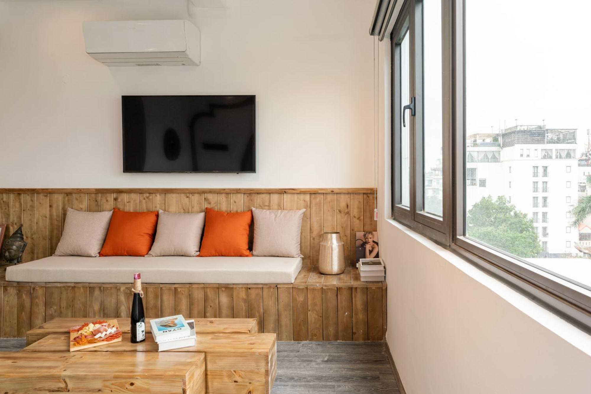 Train Street View- Amber-touched & Private Self-check-in Apartment
