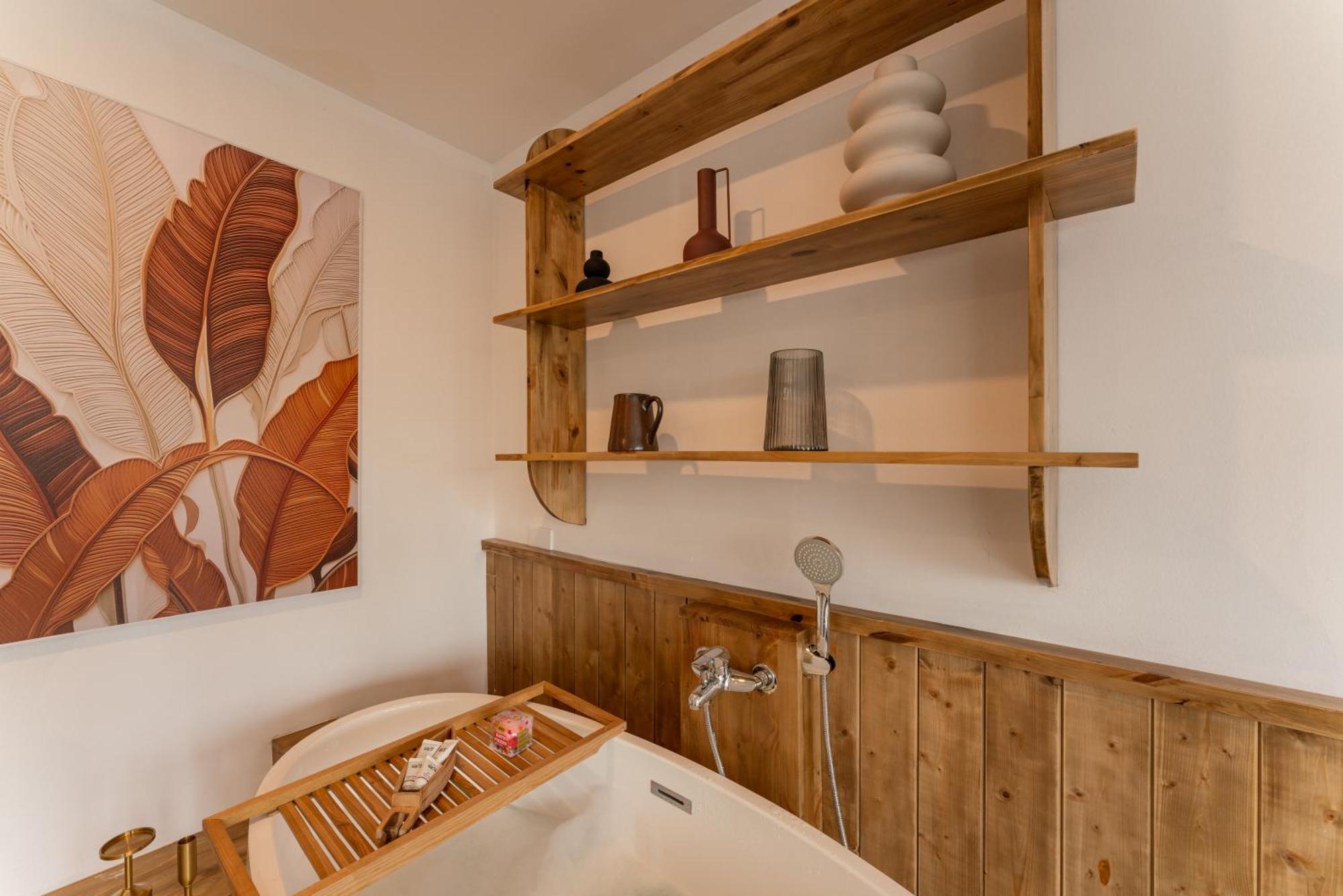 Train Street View- Amber-touched & Private Self-check-in Apartment