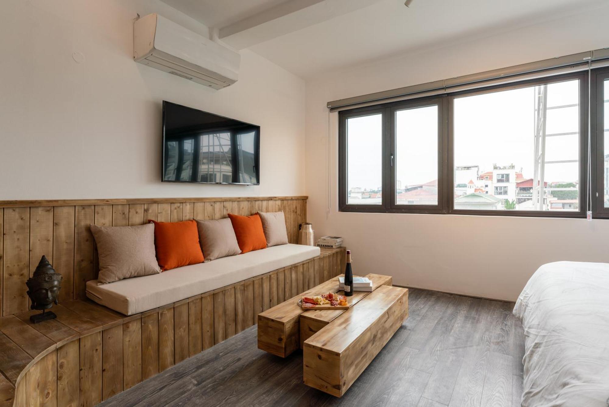 Train Street View- Amber-touched & Private Self-check-in Apartment