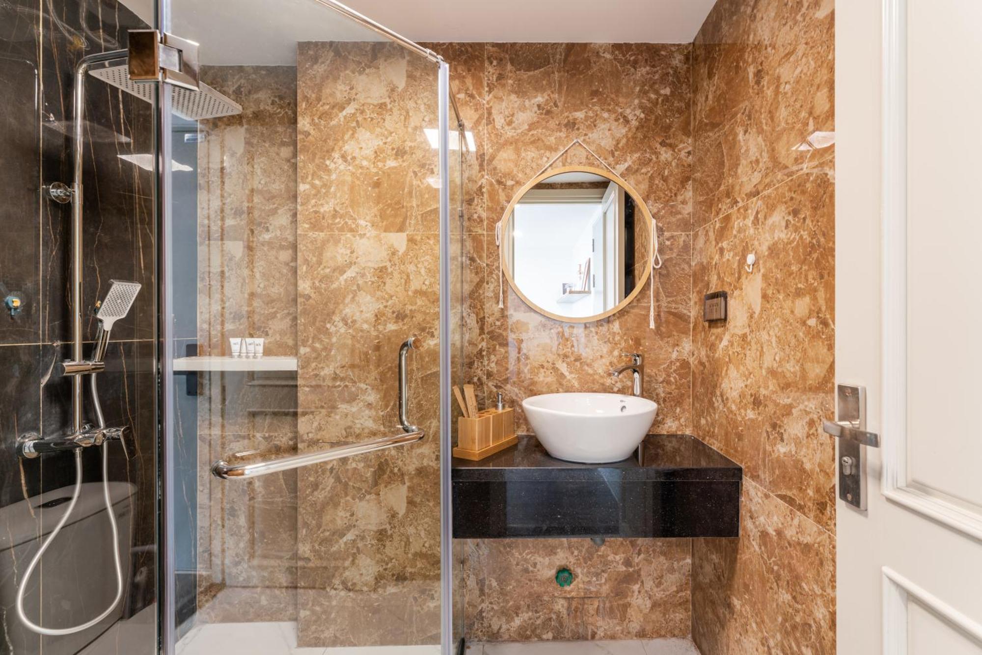 Train Street View- Amber-touched & Private Self-check-in Apartment *