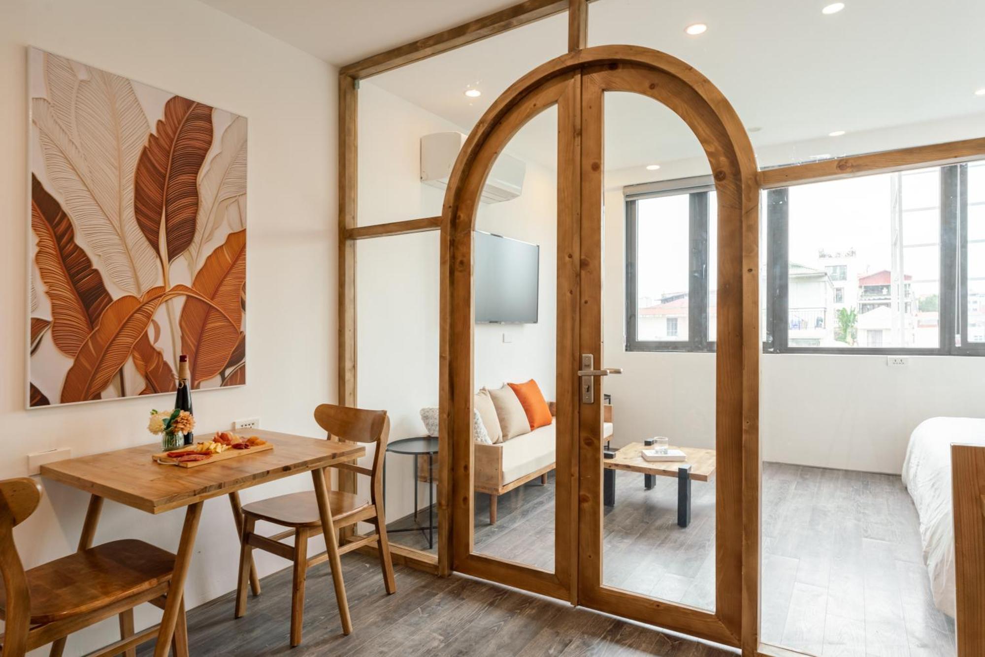 Train Street View- Amber-touched & Private Self-check-in Apartment *