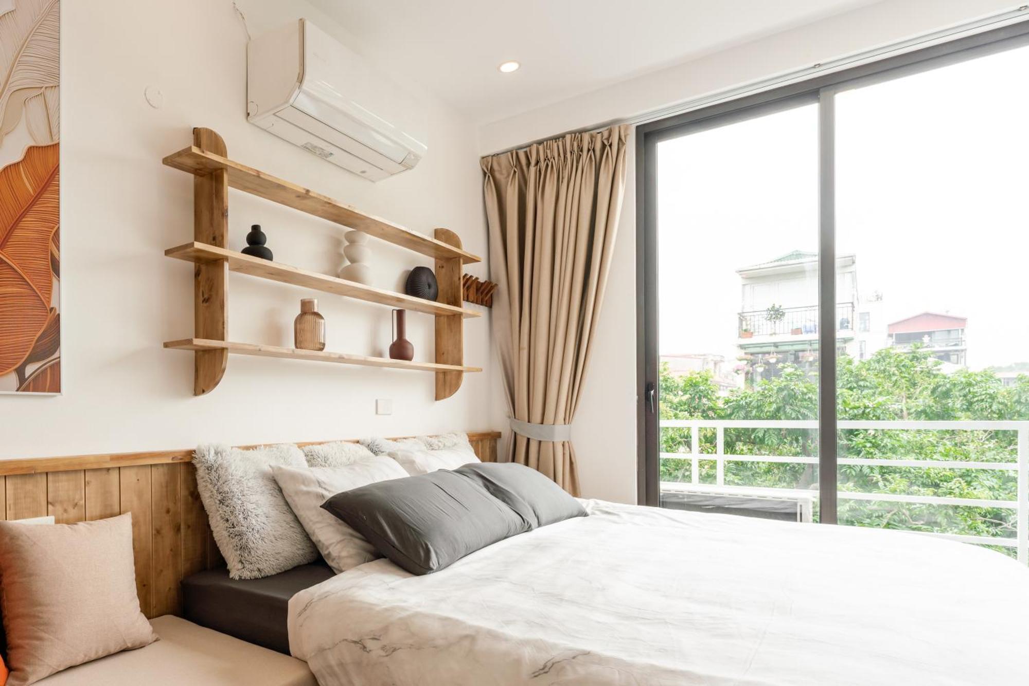 Train Street View- Amber-touched & Private Self-check-in Apartment *