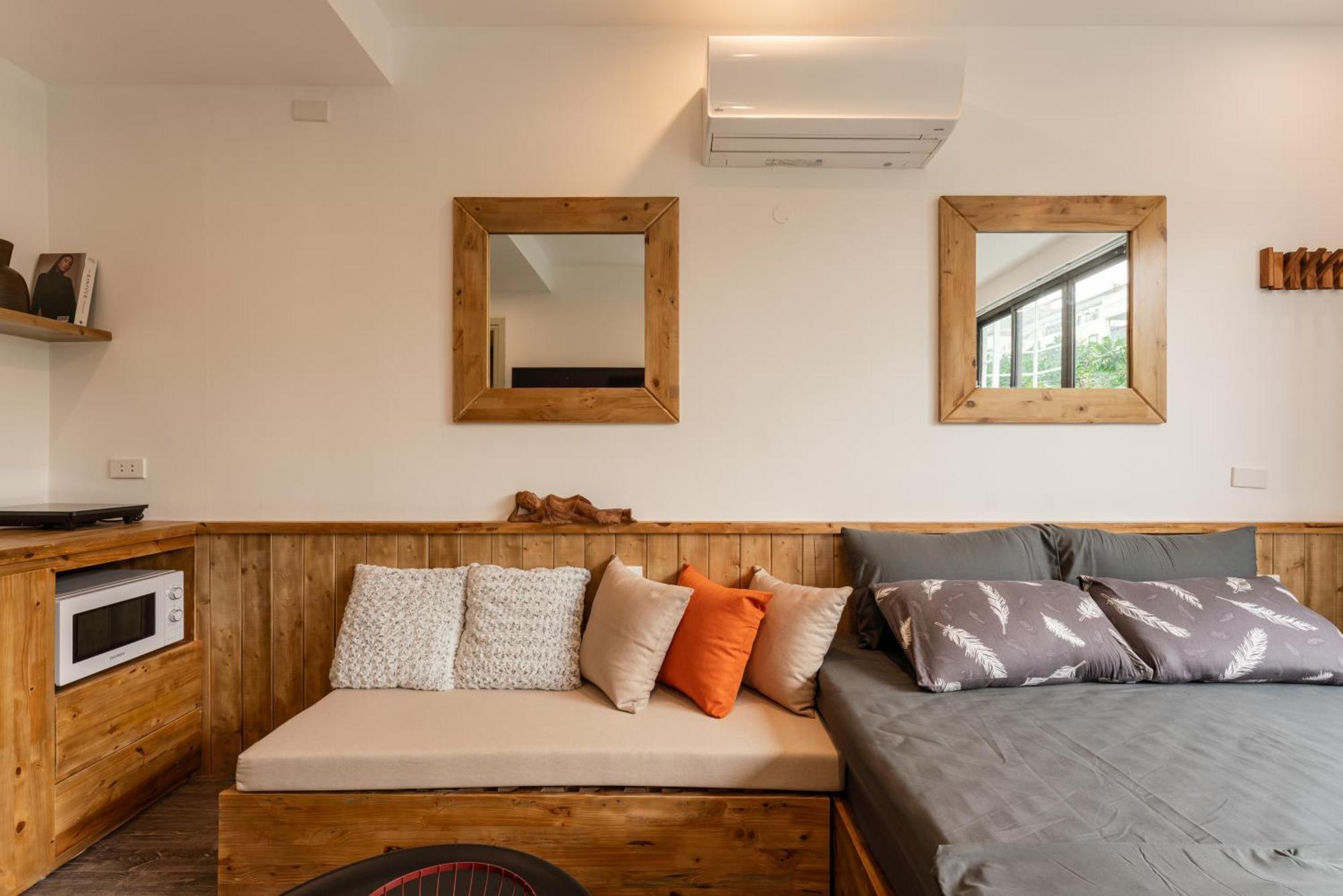 Apartment Train Street View- Amber-touched & Private Self-check-in