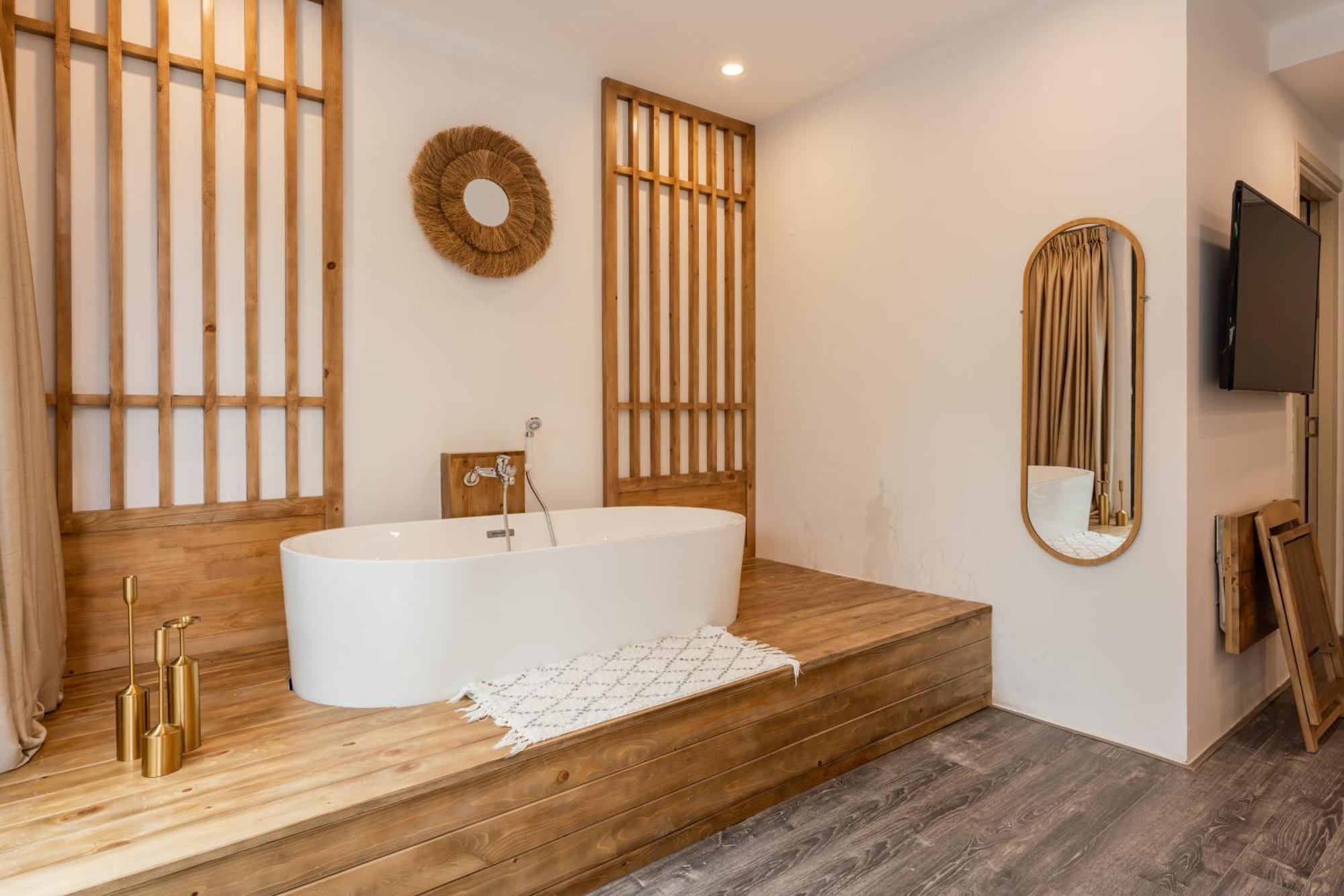 Train Street View- Amber-touched & Private Self-check-in Apartment *
