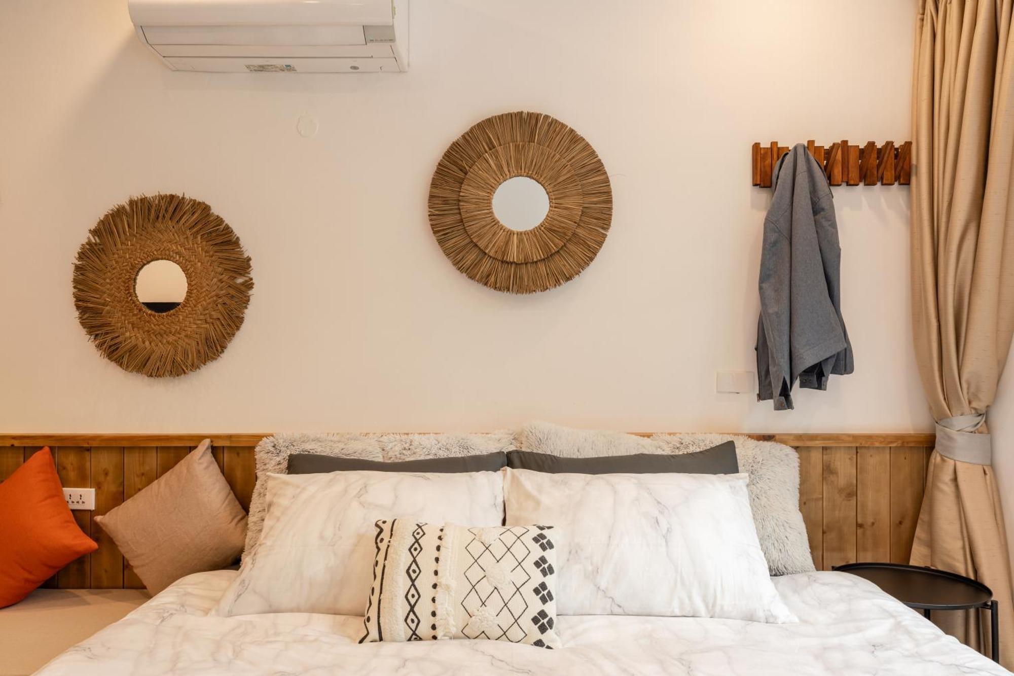 Train Street View- Amber-touched & Private Self-check-in Apartment