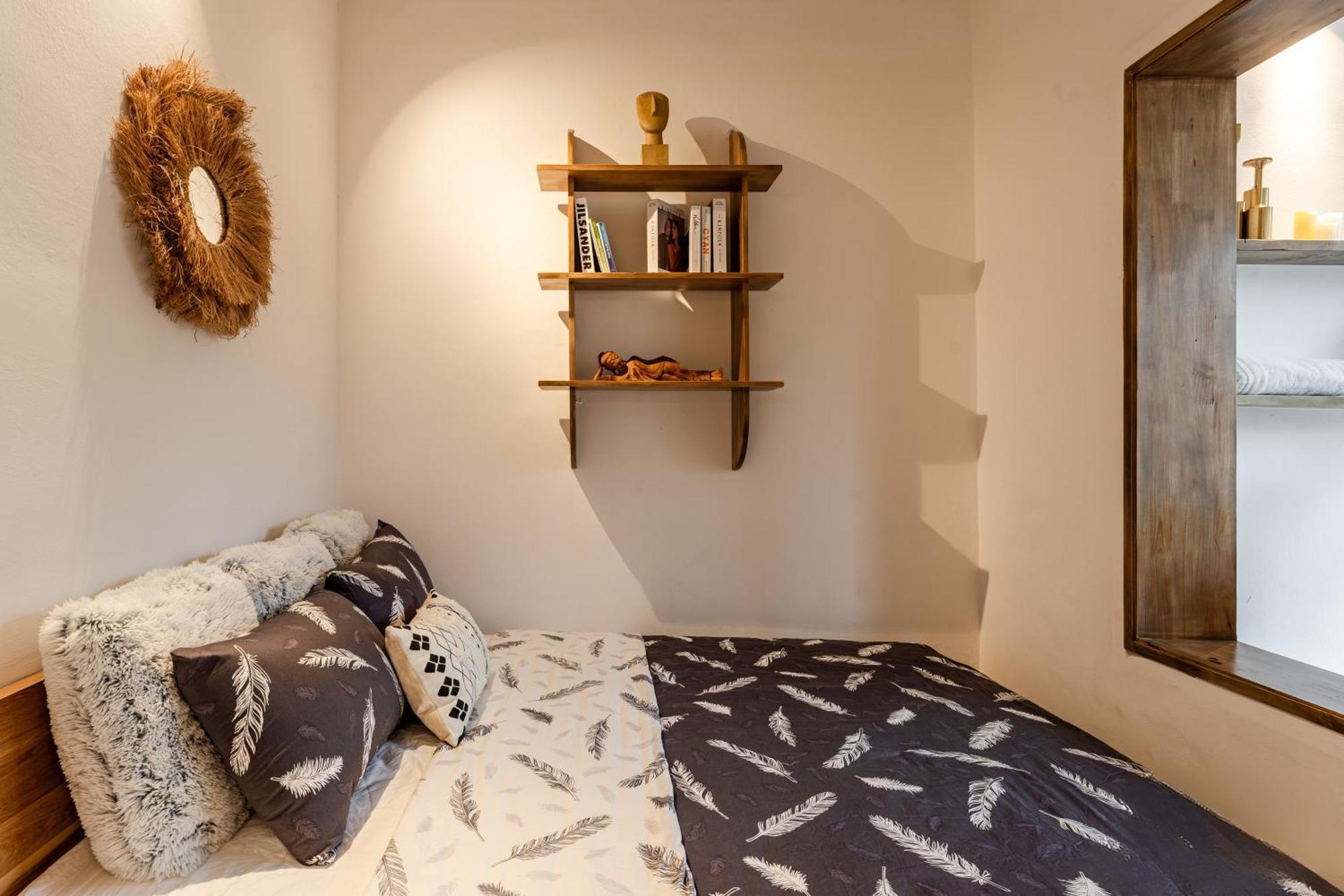 Apartment Sunny Old Quarter Near Train Street - Big Balcony, Kitchen- Self Check-in *
