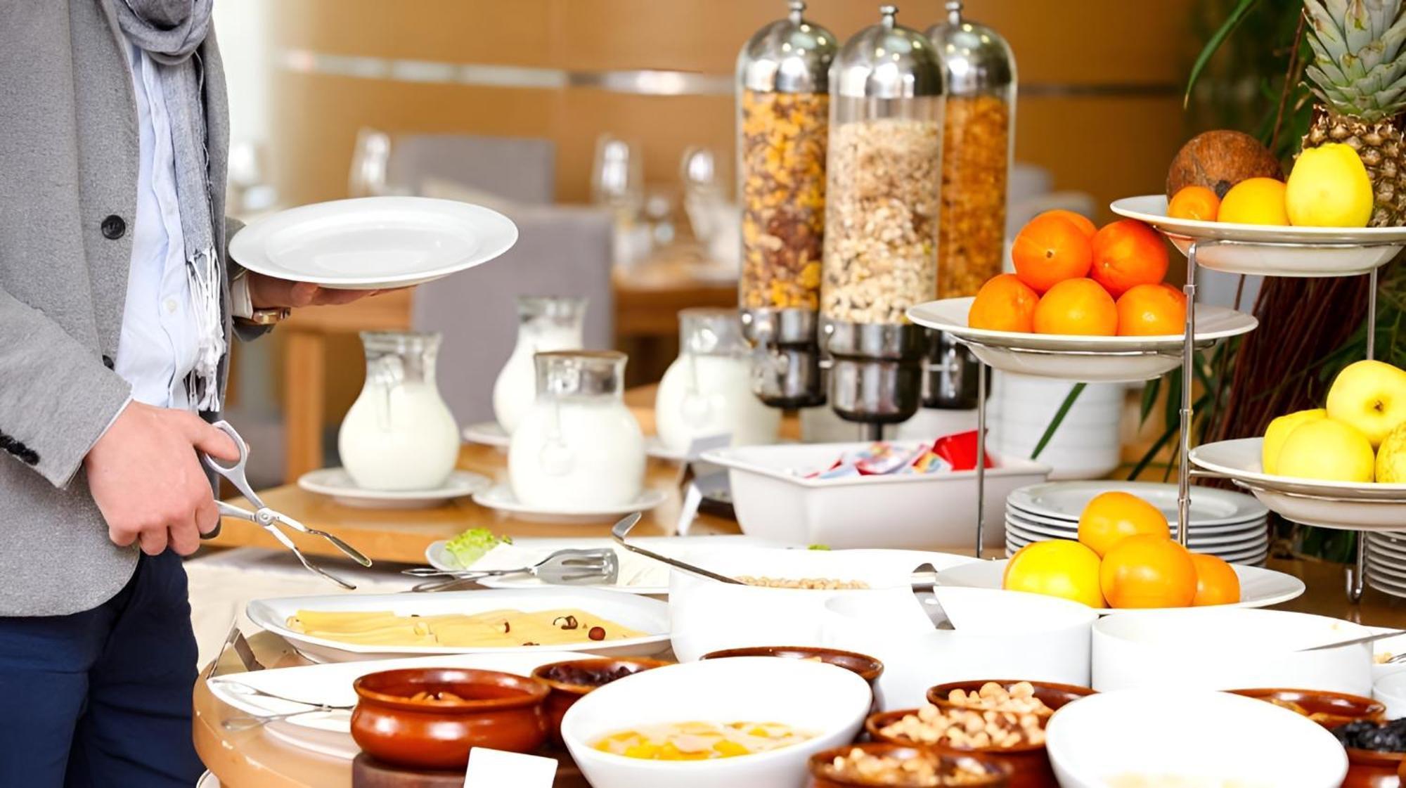 Golden Moon & Travel Hotel 3*