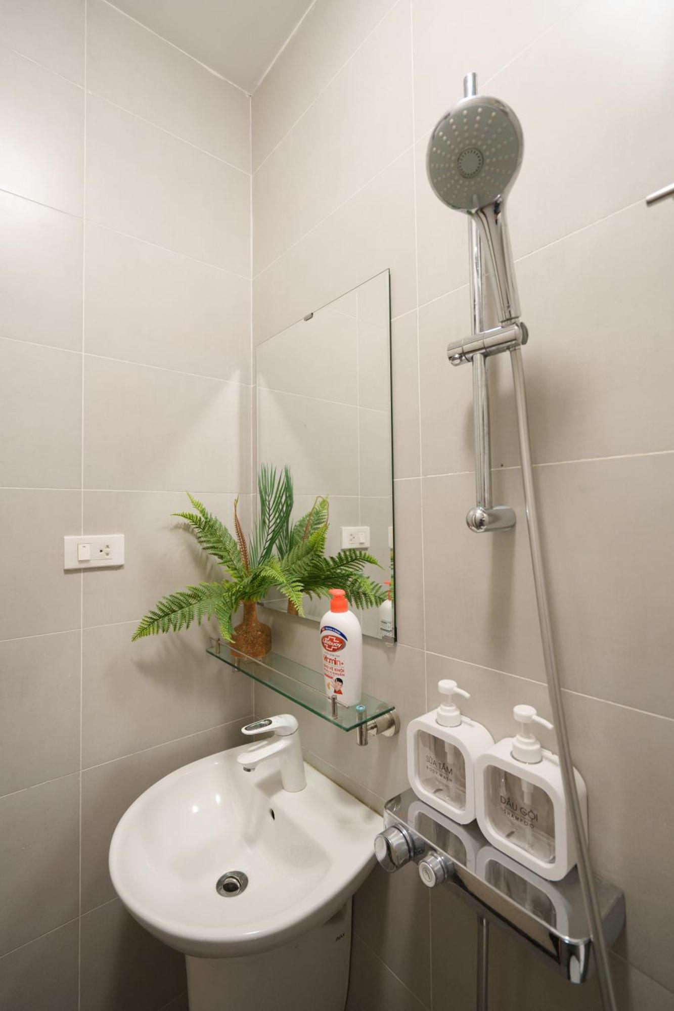 Of Serenity - 3 Bedroom & 3 Baths - 1' To Hoan Kiem & Old Quarter Apartment