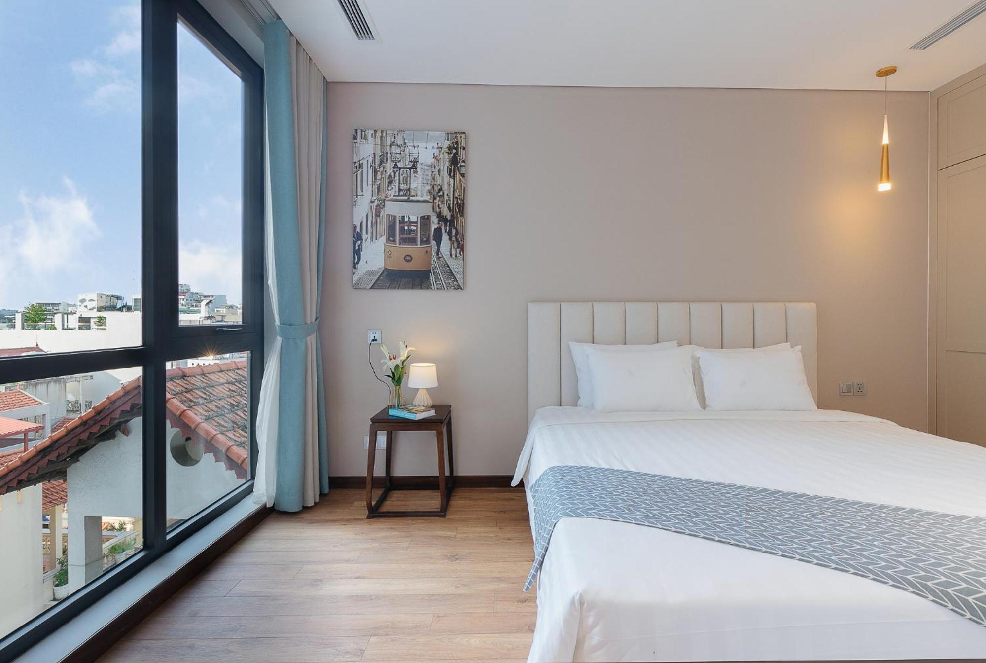 Margaery Lakeside - 2 Bedroom With Balcony *