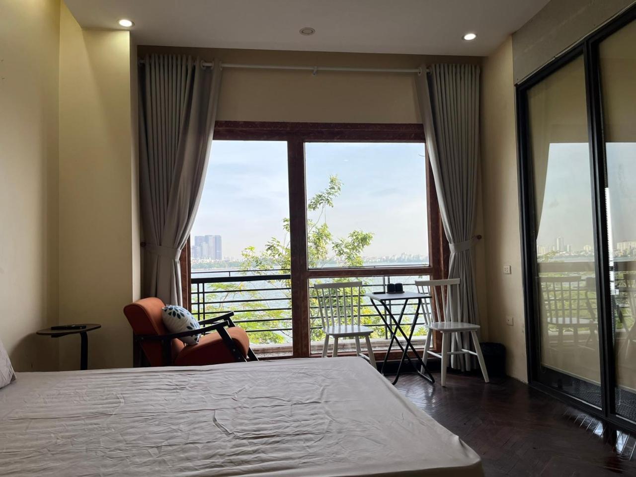 Ban Cong View Ho * Hà Nội