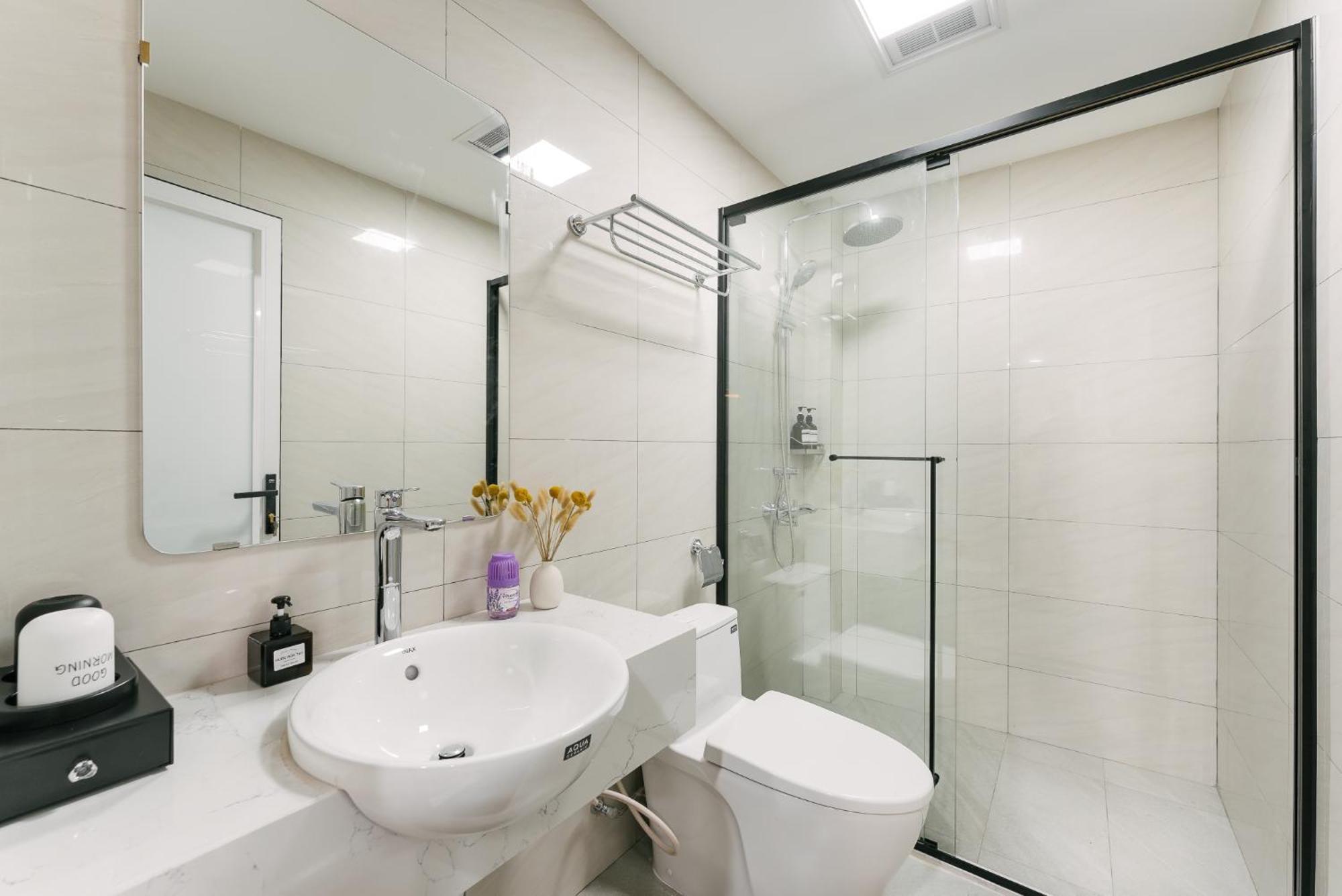 Train Street Lux Hotel Hanoi